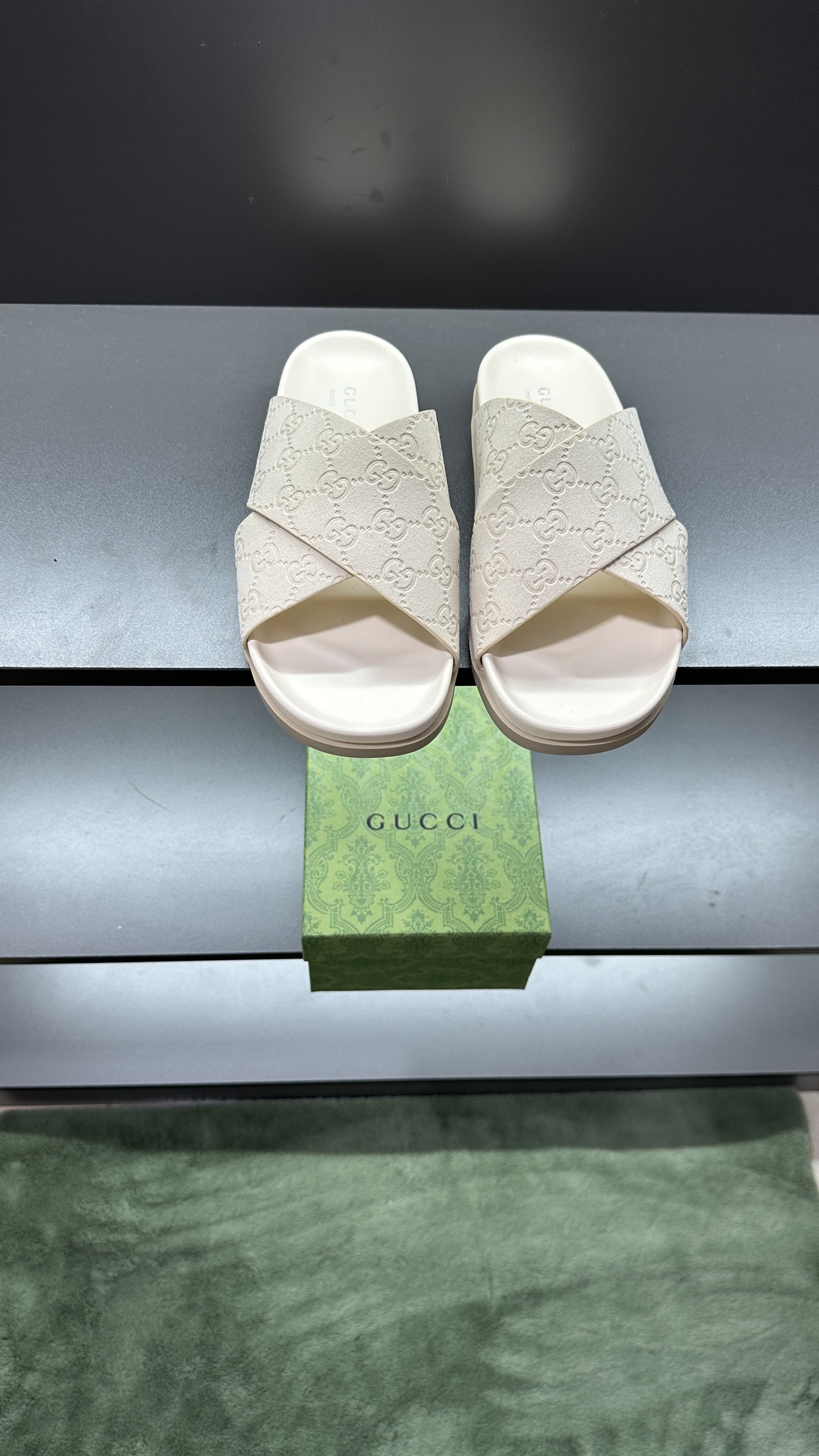 [G Family New 】P:Men's Size 3945, (46. Pide esta zapatilla fabricada en poliéster GG y adornada con