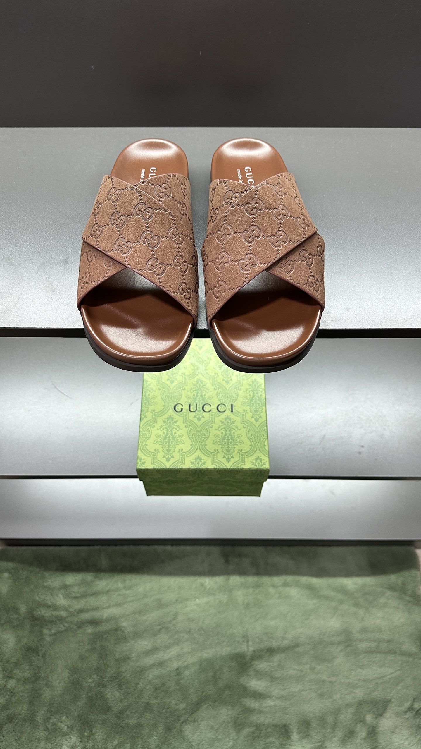 [G Family New 】P:Men's Size 3945, (46. Pide esta zapatilla fabricada en poliéster GG y adornada con