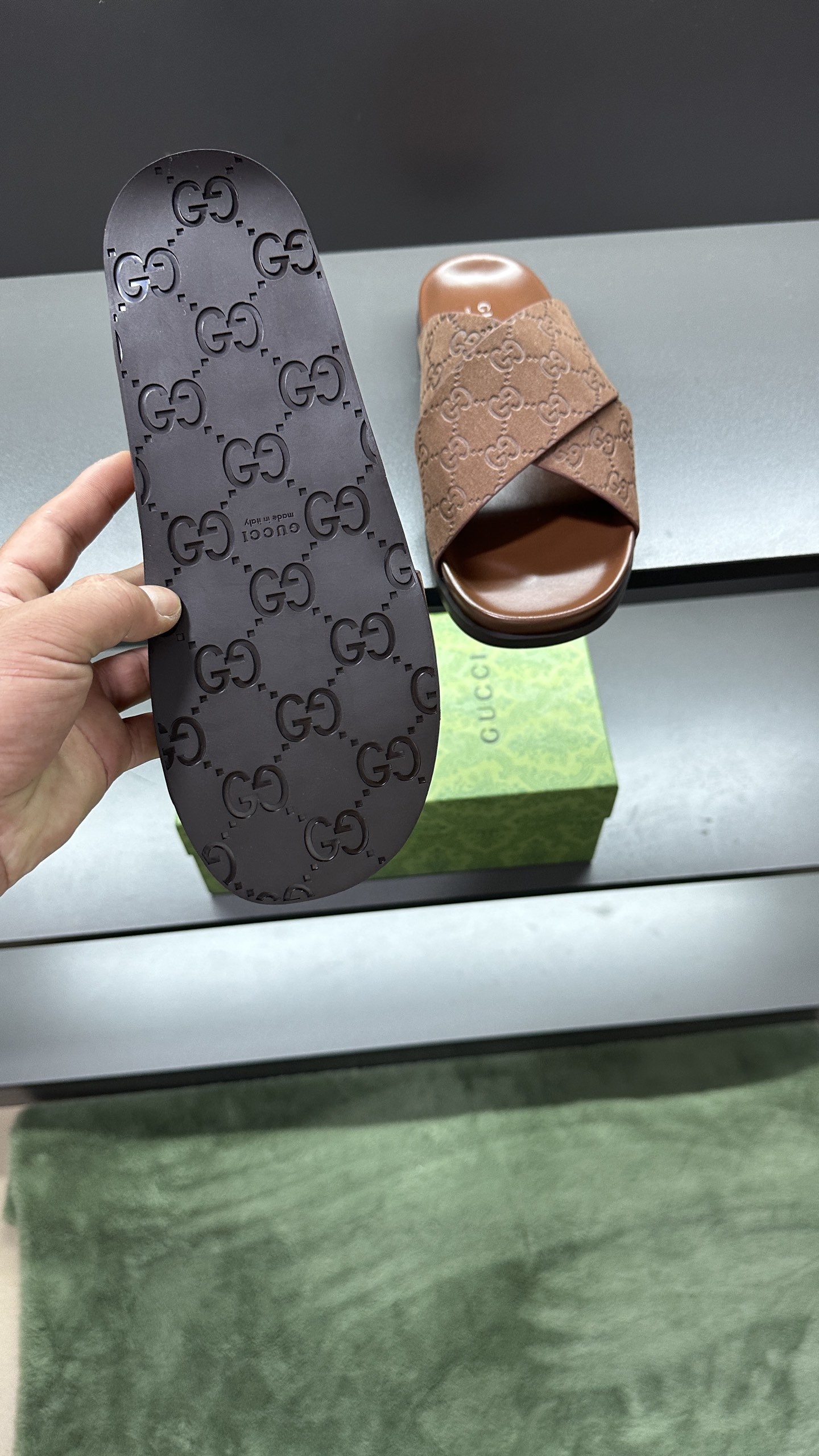 [G Family New 】P:Men's Size 3945, (46. Pide esta zapatilla fabricada en poliéster GG y adornada con 