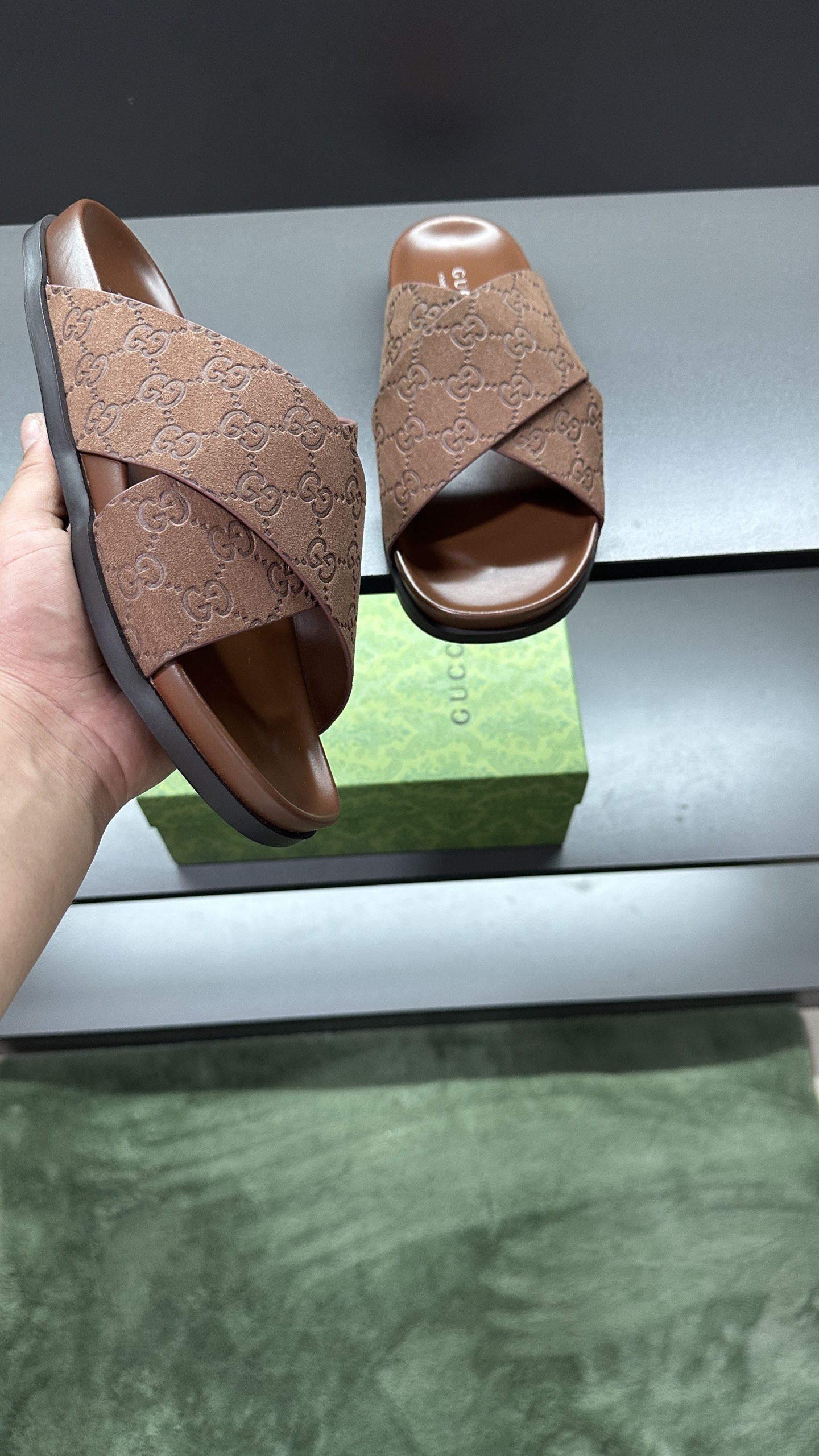 [G Family New 】P:Men's Size 3945, (46. Pide esta zapatilla fabricada en poliéster GG y adornada con 