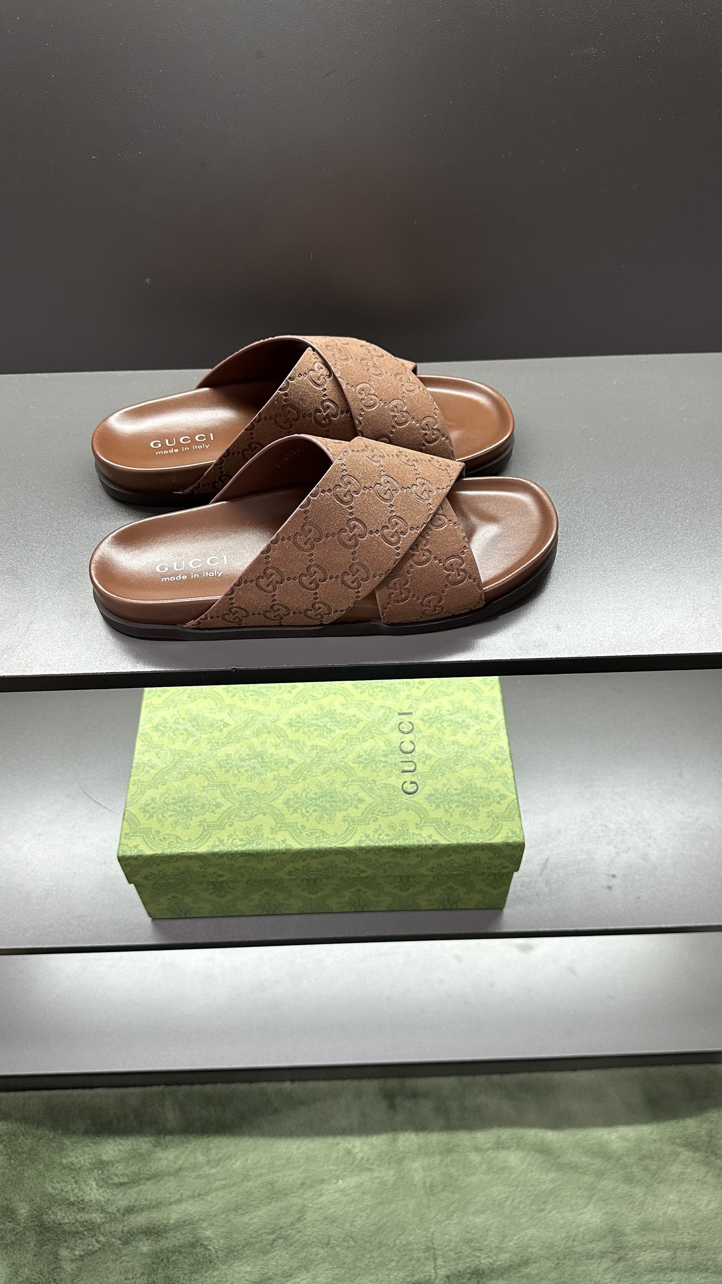 [G Family New 】P:Men's Size 3945, (46. Pide esta zapatilla fabricada en poliéster GG y adornada con 