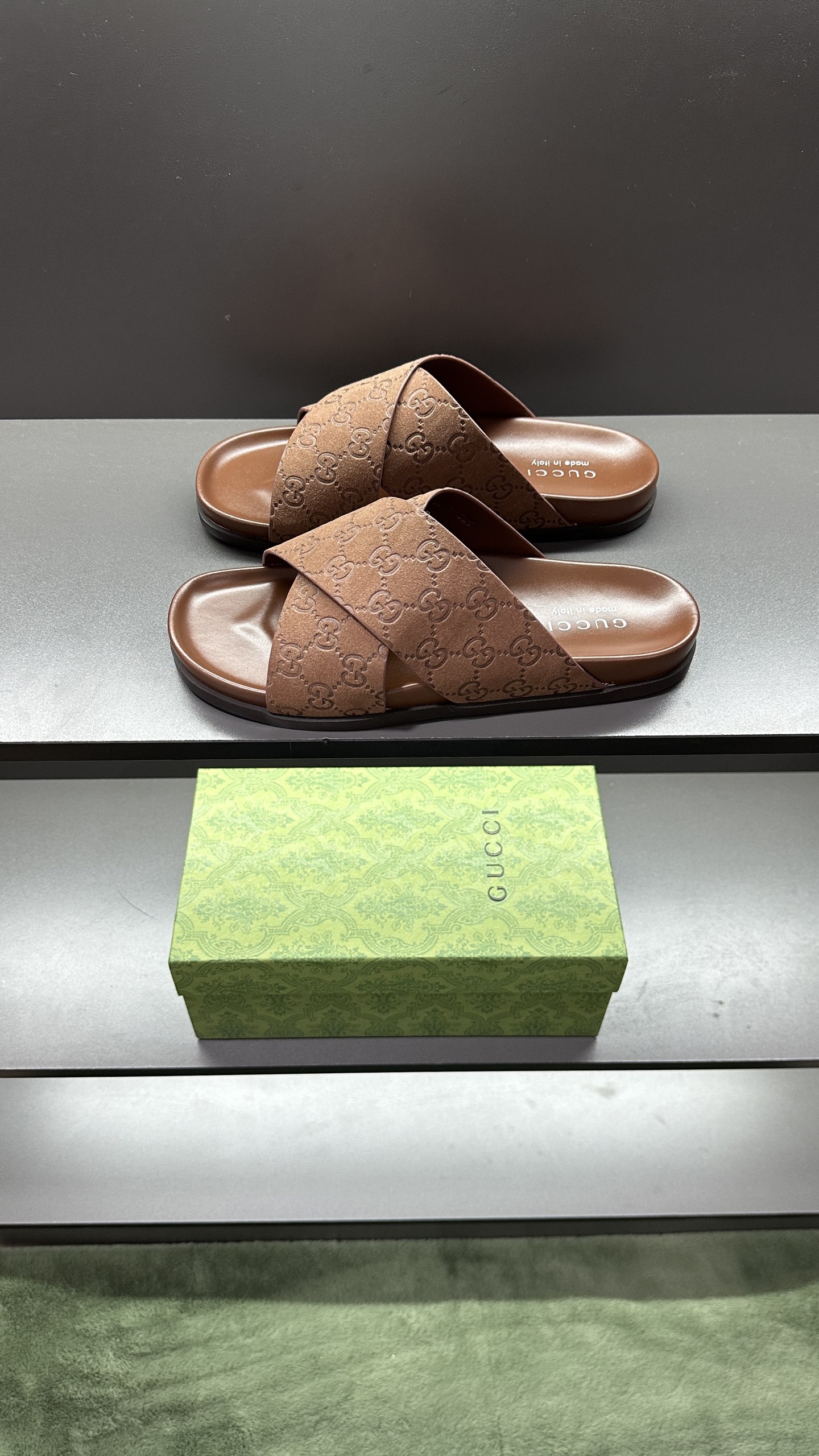 [G Family New 】P:Men's Size 3945, (46. Pide esta zapatilla fabricada en poliéster GG y adornada con 