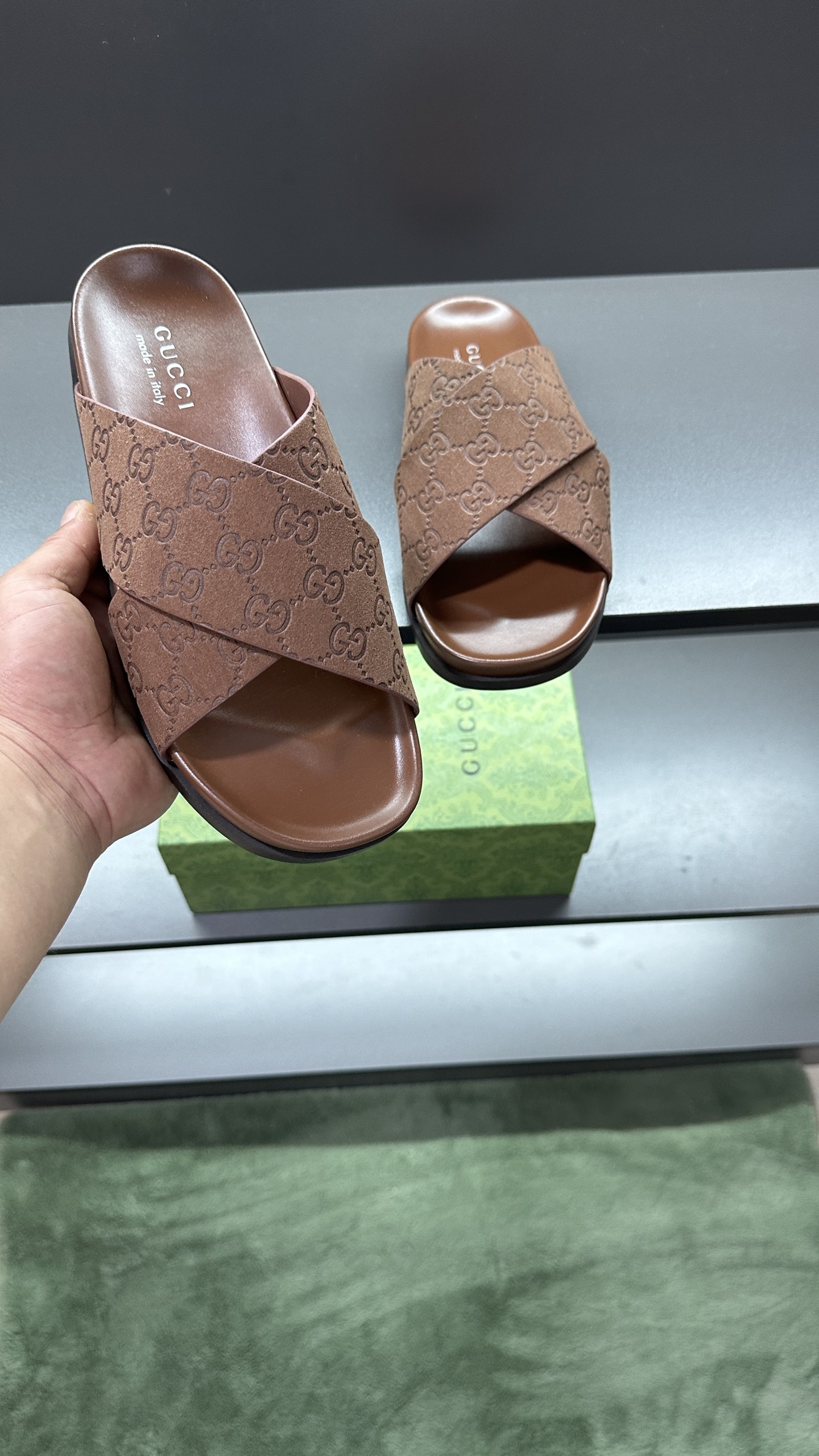 [G Family New 】P:Men's Size 3945, (46. Pide esta zapatilla fabricada en poliéster GG y adornada con 