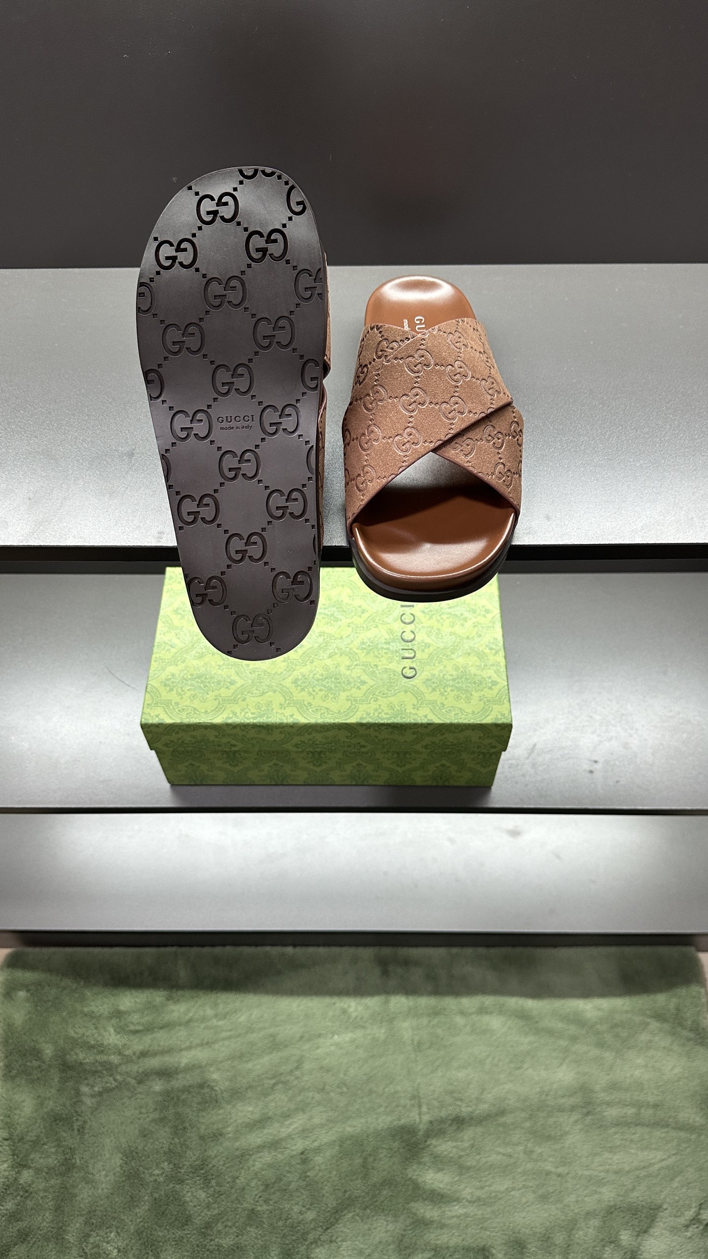 [G Family New 】P:Men's Size 3945, (46. Pide esta zapatilla fabricada en poliéster GG y adornada con 