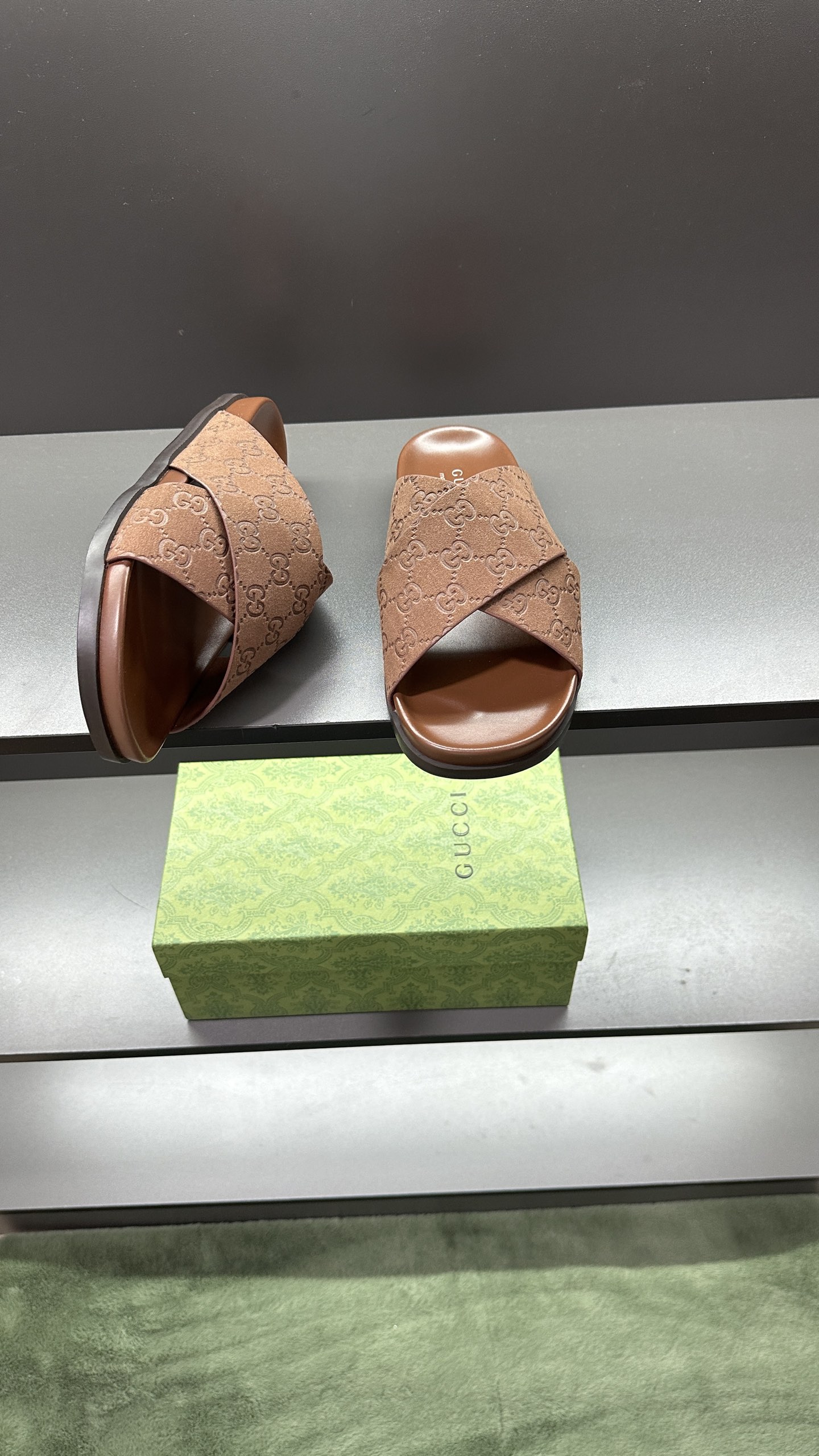 [G Family New 】P:Men's Size 3945, (46. Pide esta zapatilla fabricada en poliéster GG y adornada con 