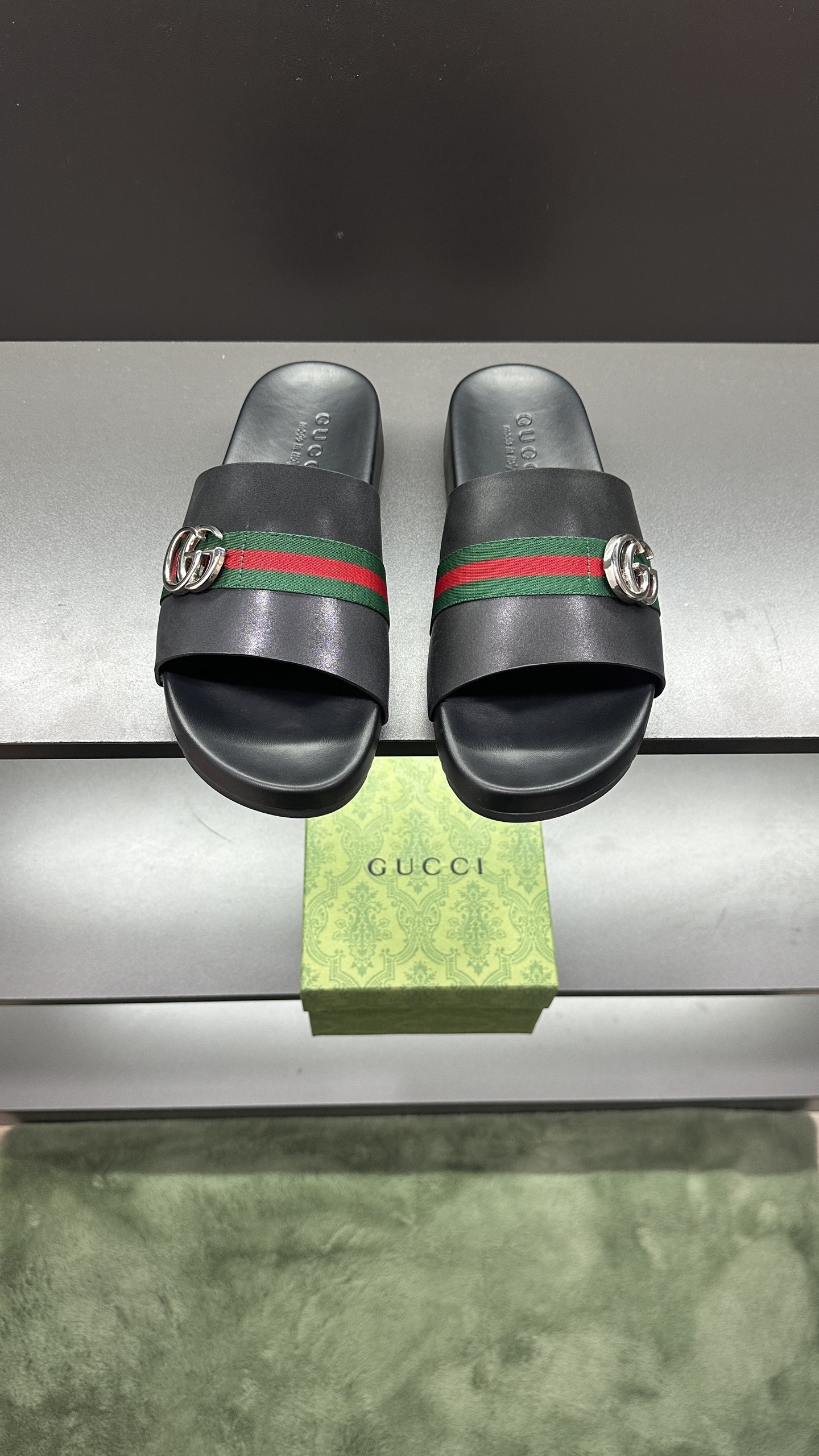 [G Family New 】P:Men's Size 3945, (46. Pide esta zapatilla fabricada en poliéster GG y adornada con