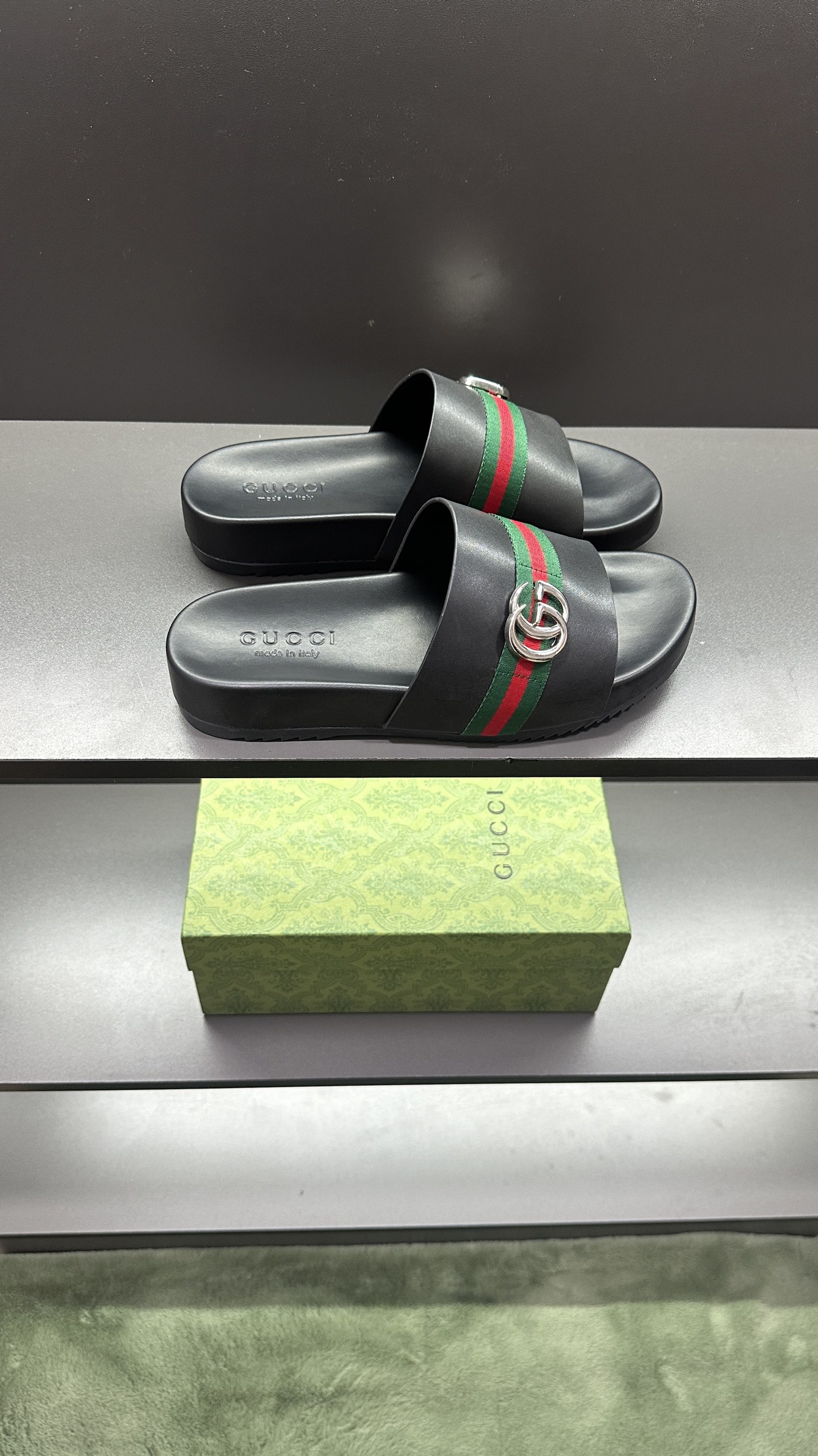 [G Family New 】P:Men's Size 3945, (46. Pide esta zapatilla fabricada en poliéster GG y adornada con 