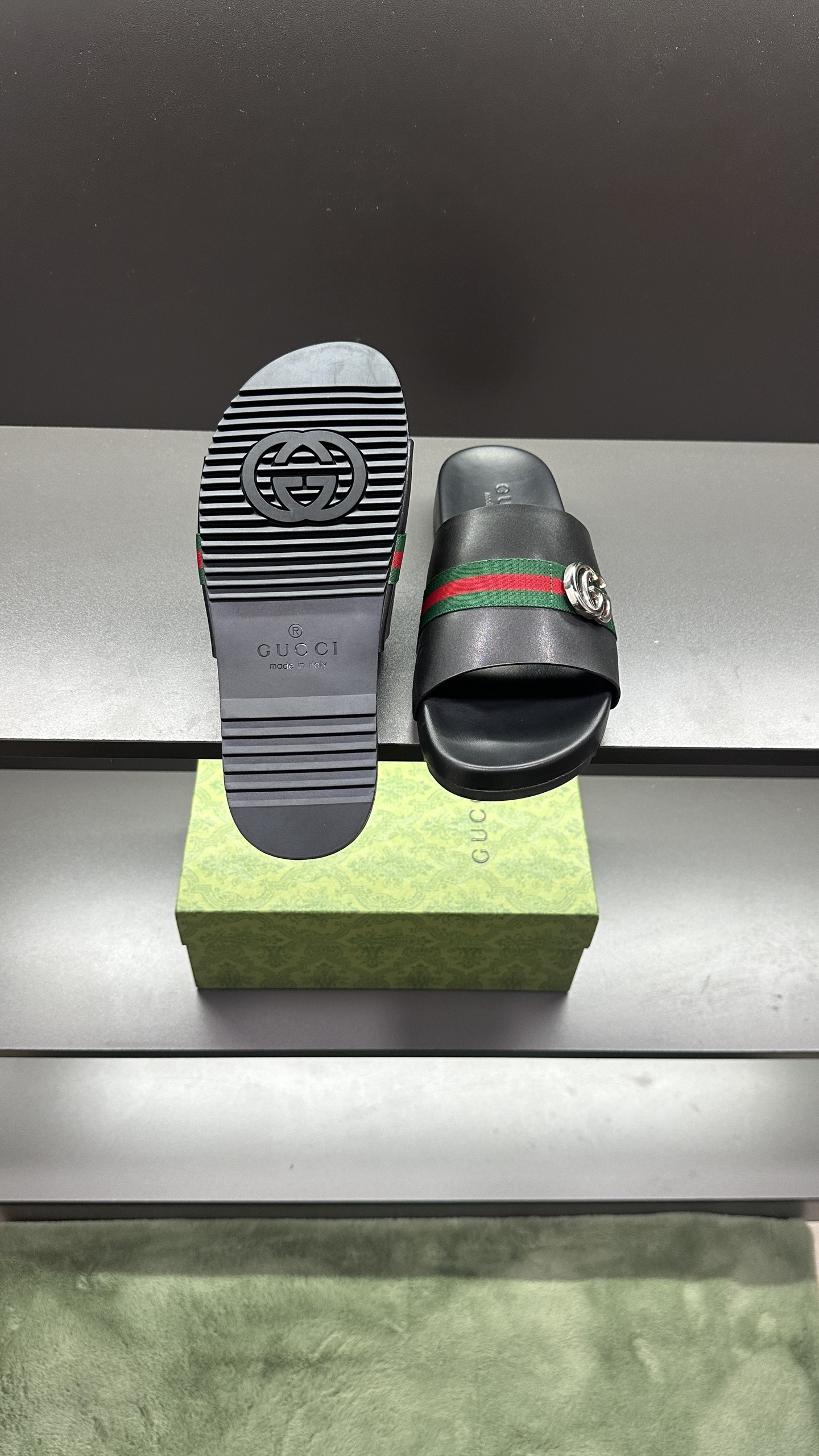 [G Family New 】P:Men's Size 3945, (46. Pide esta zapatilla fabricada en poliéster GG y adornada con 