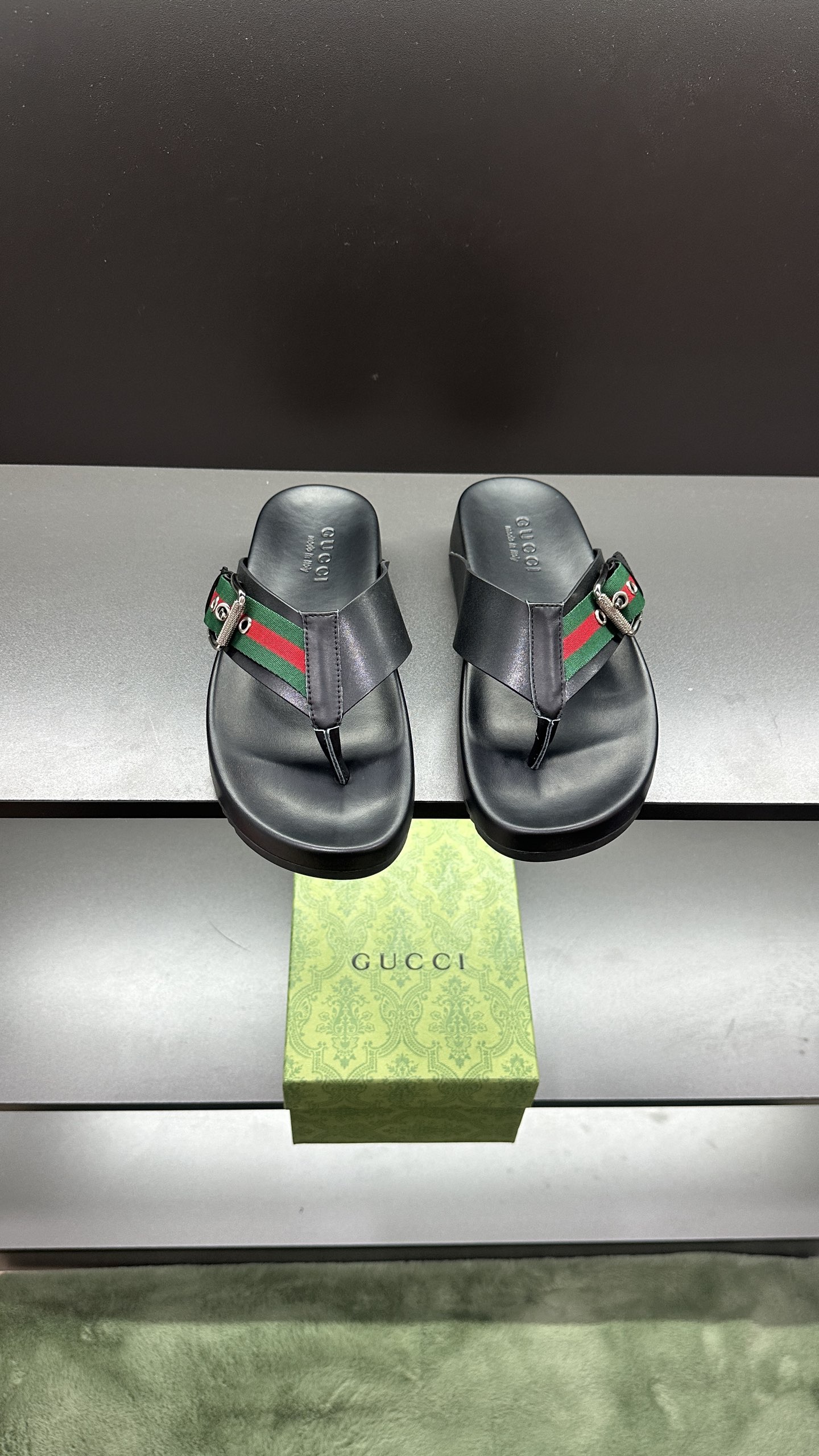 [G Family New 】P:Men's Size 3945, (46. Pide esta zapatilla fabricada en poliéster GG y adornada con