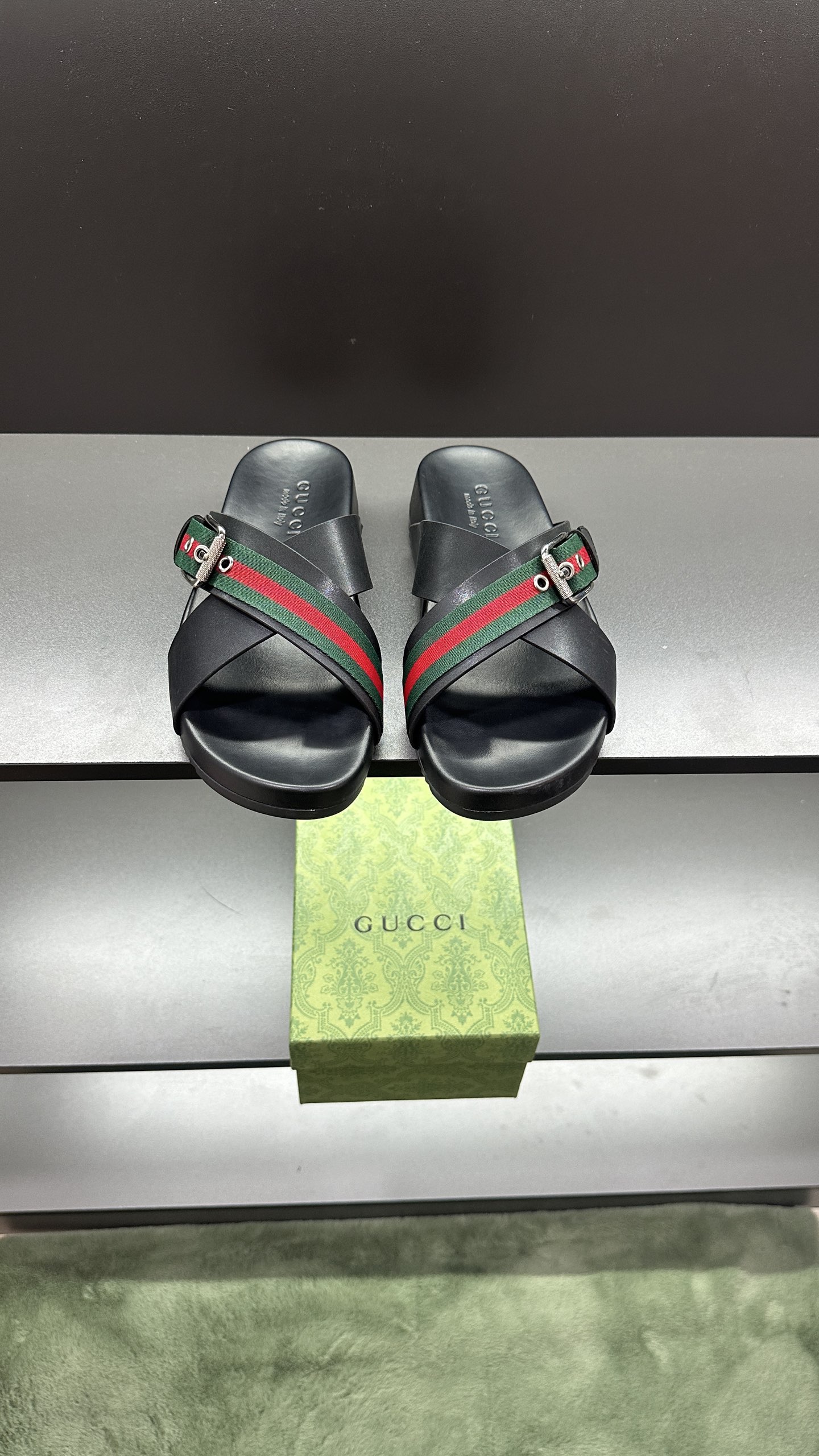 [G Family New 】P:Men's Size 3945, (46. Pide esta zapatilla fabricada en poliéster GG y adornada con