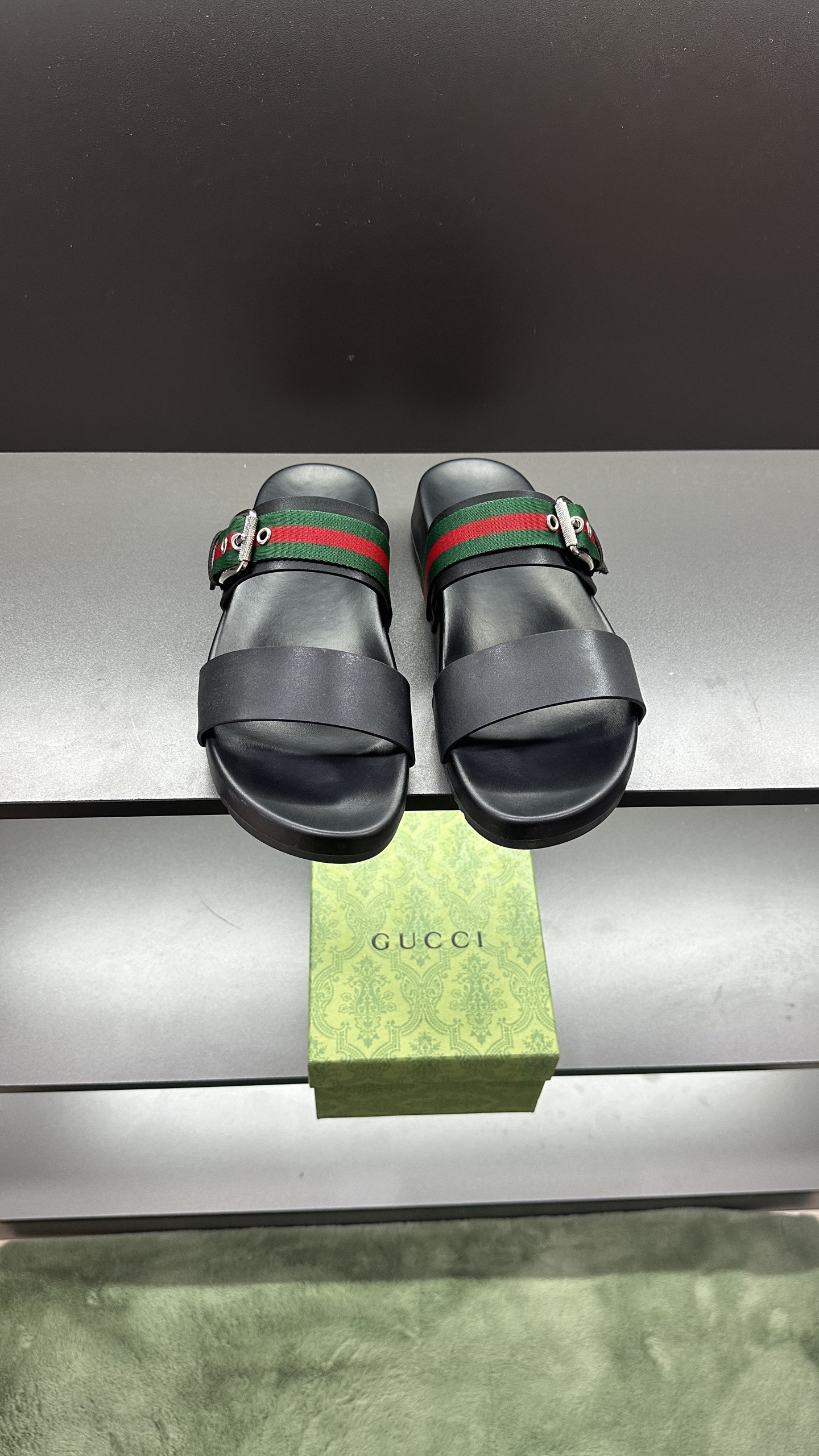 [G Family New 】P:Men's Size 3945, (46. Pide esta zapatilla fabricada en poliéster GG y adornada con