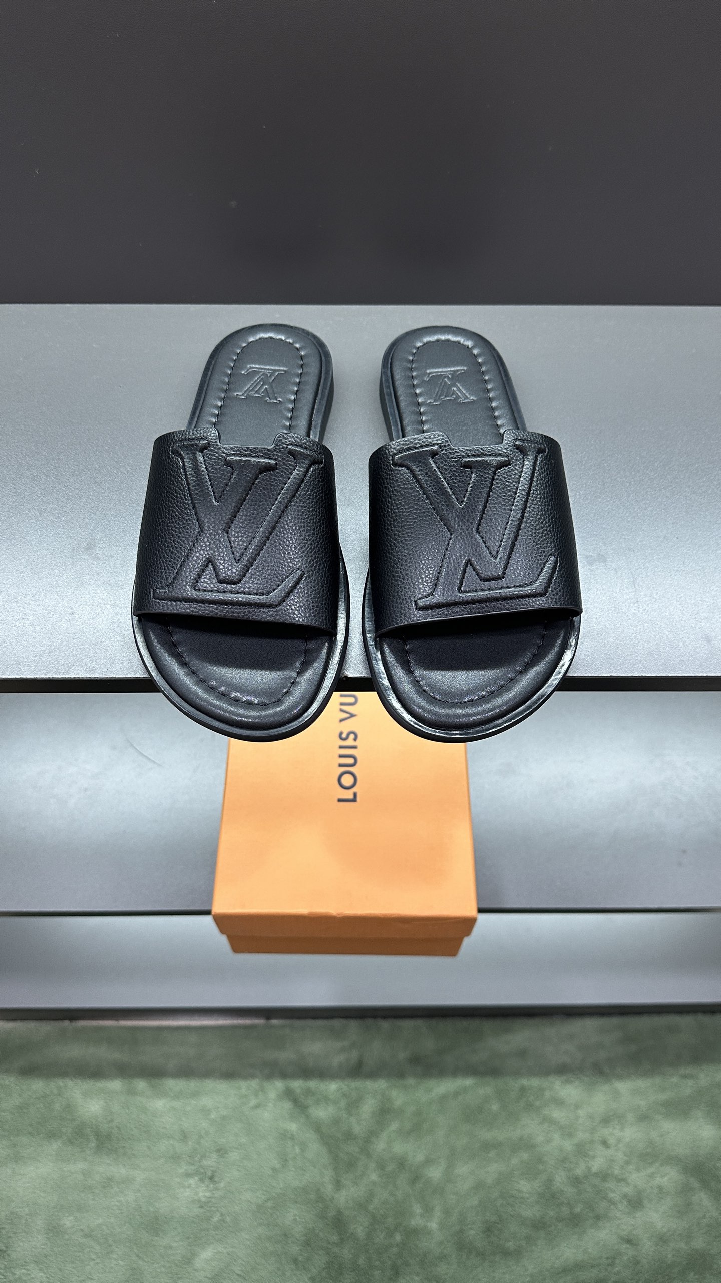 NO:495644,Top Purchase LV Men's Spring and Summer Slippers Counter Synchronized Upper imported cowhide from Italy, high-quality craftsmanship of logo graphics, original sole, original special original sole, exclusive movable molding sole is super comfortable, original order goods, high quality, can enter and exit the counter at will, welcome to compare, size 38-45, slippers, louis vuitton, slippers, cowhide19860909顶级代购 LV 男士春夏拖鞋专柜同步 鞋面意大利进口牛皮面料,标志图形高品质工艺,鞋底原厂特供原版底,独家活动成型底超级舒适,原厂跟单货,高品质,可随意进出专柜,欢迎对比,码数38-45,拖鞋,louis vuitton,slippers,cowhide,Women's Shoes