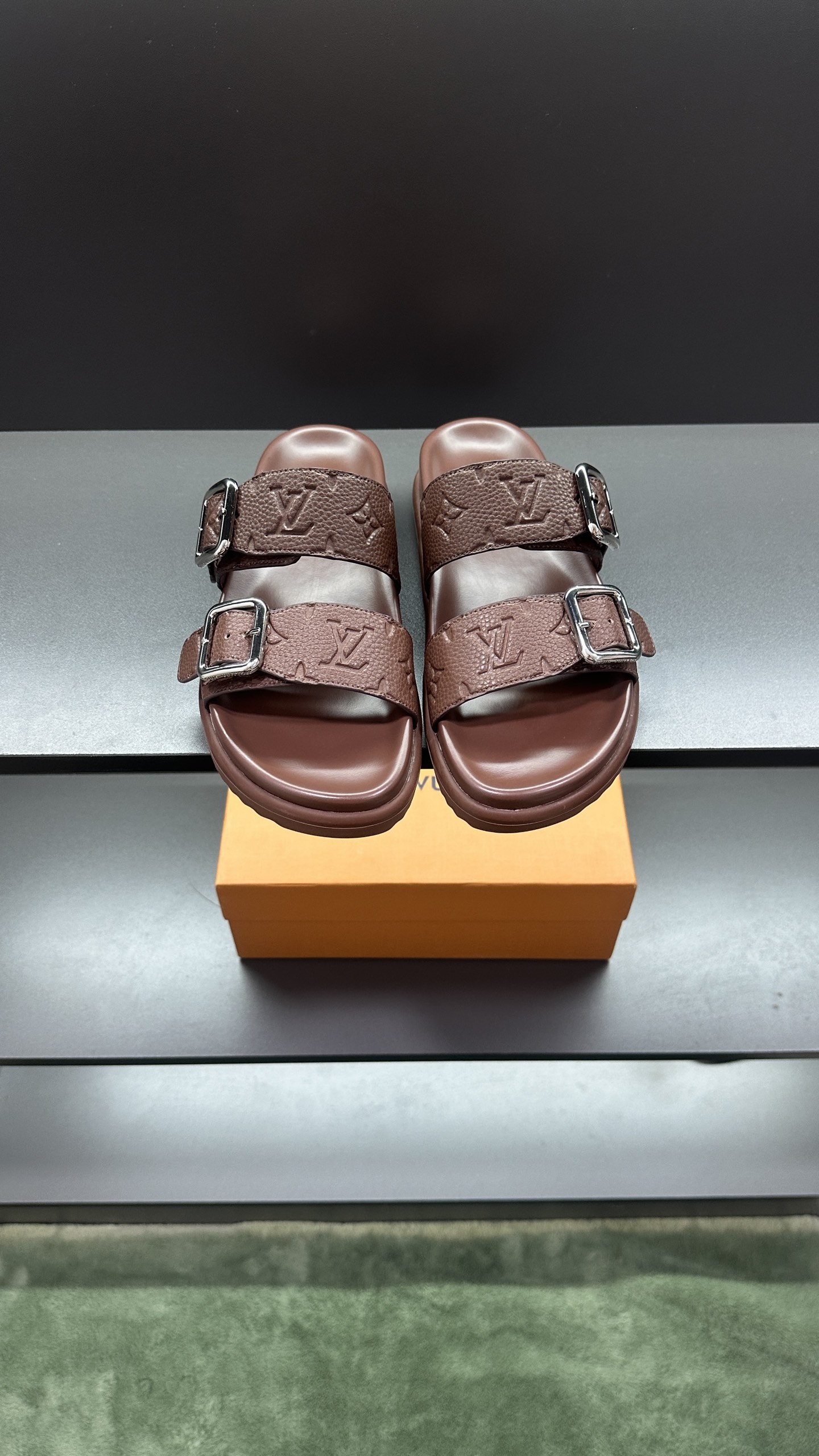 NO:495628,Top Purchase LV Men's Spring and Summer Slippers Counter Synchronized Upper imported cowhide from Italy, high-quality craftsmanship of logo graphics, original sole, original special original sole, exclusive movable molding sole is super comfortable, original order goods, high quality, can enter and exit the counter at will, welcome to compare, size 38-45, slippers, louis vuitton, slippers, cowhide19860909顶级代购 LV 男士春夏拖鞋专柜同步 鞋面意大利进口牛皮面料,标志图形高品质工艺,鞋底原厂特供原版底,独家活动成型底超级舒适,原厂跟单货,高品质,可随意进出专柜,欢迎对比,码数38-45,拖鞋,louis vuitton,slippers,cowhide,Women's Shoes