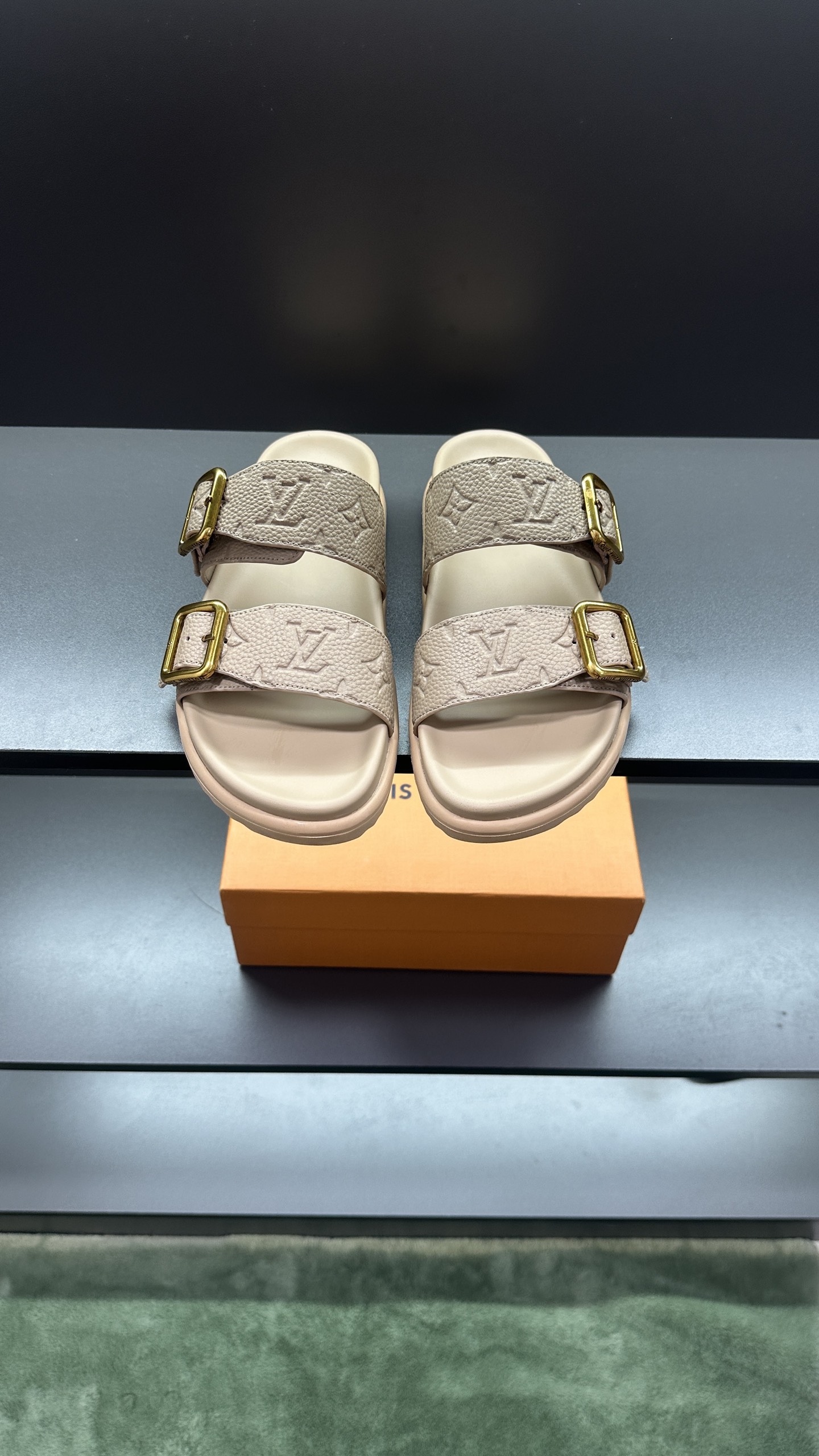 NO:495636,Money Top Purchase LV Men's Spring and Summer Slippers Counter Synchronized Upper Imported Italian Cowhide Fabric, Logo Graphics High Quality Crafts, Original Sole Special Original Sole, Exclusive Modified Sole Super Comfortable, Original Order Goods, High Quality, You can enter and exit the counter at will, Welcome to compare, Size 38-45, Slippers, louis vuitton, slippers, cowhide19860909钱 顶级代购 LV 男士春夏拖鞋专柜同步 鞋面意大利进口牛皮面料,标志图形高品质工艺,鞋底原厂特供原版底,独家活动成型底超级舒适,原厂跟单货,高品质,可随意进出专柜,欢迎对比,码数38-45,拖鞋,louis vuitton,slippers,cowhide,Women's Shoes