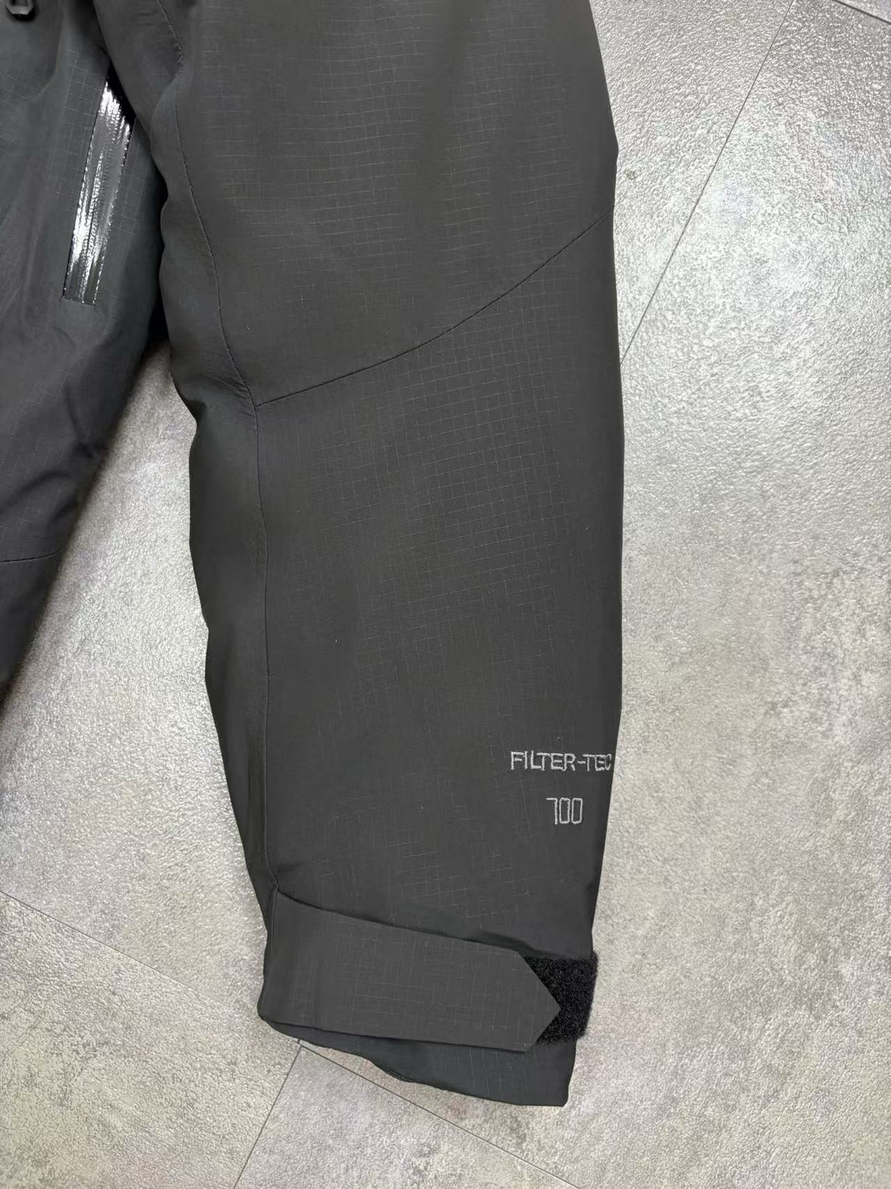 💰480
顶级版本 KAILAS/阿斯本硬壳羽绒服男女同款加厚外套情侣款滑雪服登山徒步必备
外贸专供的国标90绒版本，随意对比
保暖性、防护性、舒适性等方面都超赞😬适合户外爱好者在冬季进行滑雪、徒步、登山
等活动时穿着也适用于日常的通勤和出差旅行
防风防水性强，采用FILTER-TEC 3 层硬壳面料，这种面料的防风、防水性能优异，里面接缝全压胶，能够有效抵御冬季的风雨雪天气，适合在较为恶劣的户外环境中穿着，为穿着者提供可靠的防护。
格子布耐磨性较好：硬壳面料通常具有一定的耐磨性，在户外活动中可以减少因摩擦等因素对羽绒服造成的损坏，延长其使用寿命。
羽绒填充蓬松度高：填充 700 蓬的鹅绒，蓬松度较高。在相同重量下，蓬松度越高的羽绒可以固定更多的空气，从而形成更好的隔热层，保暖性能也就越好。
绒子含量高：鹅绒的绒子含量达到 90%，绒子含量高意味着羽绒的质量好，保暖效果更出色，同时也能减少羽绒在使用过程中的结块现象，保持羽绒服的蓬松度和保暖性。
保暖科技采用石墨烯热反射：内里添加了石墨烯热反射科技，能够加强核心区的保暖。石墨烯具有良好的导热性和热反射性，可以将人体散发的热量反射回身体，提高保暖效果，在寒冷的环境中能够更好地保持身体的温暖。
风帽设计：风帽三维可调节，贴合头部，能够有效防风保暖，为头部提供额外的保护，在寒冷的天气中可以减少头部的热量散失。
袖口设计：采用魔术贴袖口，可以根据个人的需求进行调节，增强袖口的密封性，防止寒风从袖口侵入。
腋下透气拉链：配备腋下透气拉链，方便在运动过程中调节体温，避免因身体发热而产生闷热感，提高穿着的舒适性。
口袋设计：多口袋设计，方便使用者存放随身物品，如手机、钥匙、钱包等，使物品摆放井然有序，方便取用

颜色：黑色  浅云灰 

尺码：S-XXL
衣长：76 78 80 82 84
胸围：122 126 130 134 138
肩宽：49 50 51 52 54
袖长：67 68 69 70 71
s建议110斤以下
m建议110-130
L建议130-150
xl建议150—170
xxl建议170-195斤
         