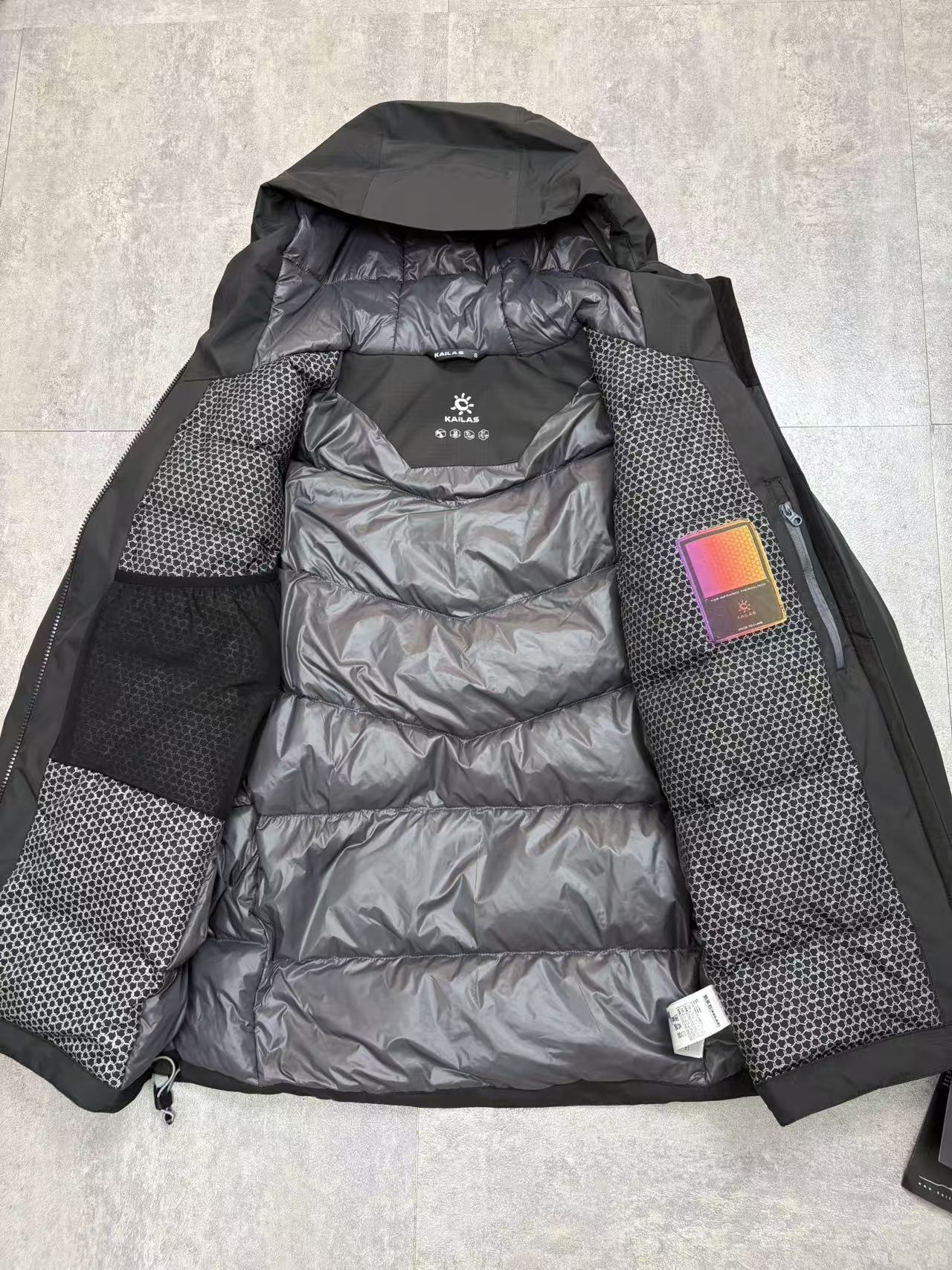 💰480
顶级版本 KAILAS/阿斯本硬壳羽绒服男女同款加厚外套情侣款滑雪服登山徒步必备
外贸专供的国标90绒版本，随意对比
保暖性、防护性、舒适性等方面都超赞😬适合户外爱好者在冬季进行滑雪、徒步、登山
等活动时穿着也适用于日常的通勤和出差旅行
防风防水性强，采用FILTER-TEC 3 层硬壳面料，这种面料的防风、防水性能优异，里面接缝全压胶，能够有效抵御冬季的风雨雪天气，适合在较为恶劣的户外环境中穿着，为穿着者提供可靠的防护。
格子布耐磨性较好：硬壳面料通常具有一定的耐磨性，在户外活动中可以减少因摩擦等因素对羽绒服造成的损坏，延长其使用寿命。
羽绒填充蓬松度高：填充 700 蓬的鹅绒，蓬松度较高。在相同重量下，蓬松度越高的羽绒可以固定更多的空气，从而形成更好的隔热层，保暖性能也就越好。
绒子含量高：鹅绒的绒子含量达到 90%，绒子含量高意味着羽绒的质量好，保暖效果更出色，同时也能减少羽绒在使用过程中的结块现象，保持羽绒服的蓬松度和保暖性。
保暖科技采用石墨烯热反射：内里添加了石墨烯热反射科技，能够加强核心区的保暖。石墨烯具有良好的导热性和热反射性，可以将人体散发的热量反射回身体，提高保暖效果，在寒冷的环境中能够更好地保持身体的温暖。
风帽设计：风帽三维可调节，贴合头部，能够有效防风保暖，为头部提供额外的保护，在寒冷的天气中可以减少头部的热量散失。
袖口设计：采用魔术贴袖口，可以根据个人的需求进行调节，增强袖口的密封性，防止寒风从袖口侵入。
腋下透气拉链：配备腋下透气拉链，方便在运动过程中调节体温，避免因身体发热而产生闷热感，提高穿着的舒适性。
口袋设计：多口袋设计，方便使用者存放随身物品，如手机、钥匙、钱包等，使物品摆放井然有序，方便取用

颜色：黑色  浅云灰 

尺码：S-XXL
衣长：76 78 80 82 84
胸围：122 126 130 134 138
肩宽：49 50 51 52 54
袖长：67 68 69 70 71
s建议110斤以下
m建议110-130
L建议130-150
xl建议150—170
xxl建议170-195斤
         