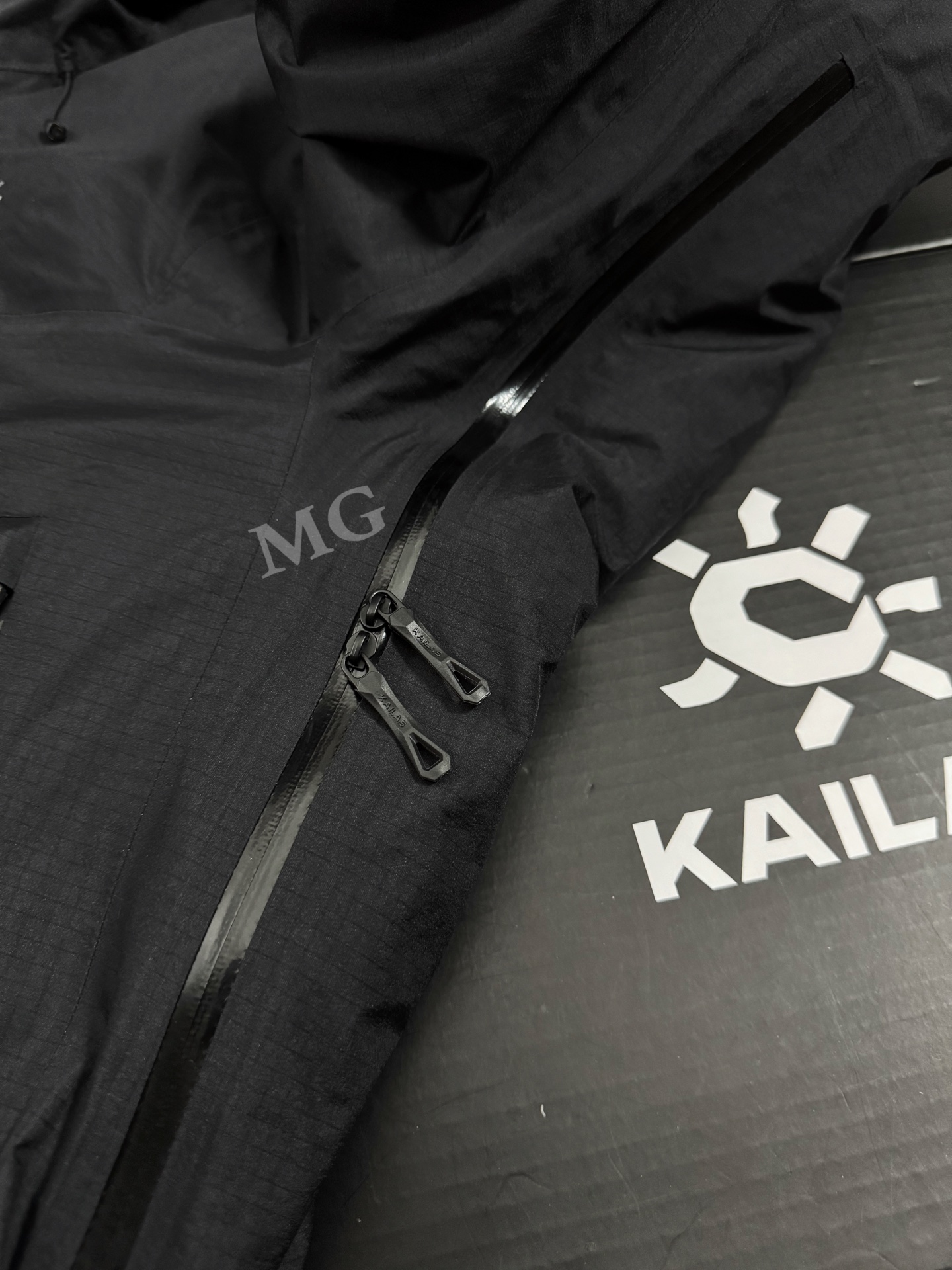 💰480
顶级版本 KAILAS/阿斯本硬壳羽绒服男女同款加厚外套情侣款滑雪服登山徒步必备
外贸专供的国标90绒版本，随意对比
保暖性、防护性、舒适性等方面都超赞😬适合户外爱好者在冬季进行滑雪、徒步、登山
等活动时穿着也适用于日常的通勤和出差旅行
防风防水性强，采用FILTER-TEC 3 层硬壳面料，这种面料的防风、防水性能优异，里面接缝全压胶，能够有效抵御冬季的风雨雪天气，适合在较为恶劣的户外环境中穿着，为穿着者提供可靠的防护。
格子布耐磨性较好：硬壳面料通常具有一定的耐磨性，在户外活动中可以减少因摩擦等因素对羽绒服造成的损坏，延长其使用寿命。
羽绒填充蓬松度高：填充 700 蓬的鹅绒，蓬松度较高。在相同重量下，蓬松度越高的羽绒可以固定更多的空气，从而形成更好的隔热层，保暖性能也就越好。
绒子含量高：鹅绒的绒子含量达到 90%，绒子含量高意味着羽绒的质量好，保暖效果更出色，同时也能减少羽绒在使用过程中的结块现象，保持羽绒服的蓬松度和保暖性。
保暖科技采用石墨烯热反射：内里添加了石墨烯热反射科技，能够加强核心区的保暖。石墨烯具有良好的导热性和热反射性，可以将人体散发的热量反射回身体，提高保暖效果，在寒冷的环境中能够更好地保持身体的温暖。
风帽设计：风帽三维可调节，贴合头部，能够有效防风保暖，为头部提供额外的保护，在寒冷的天气中可以减少头部的热量散失。
袖口设计：采用魔术贴袖口，可以根据个人的需求进行调节，增强袖口的密封性，防止寒风从袖口侵入。
腋下透气拉链：配备腋下透气拉链，方便在运动过程中调节体温，避免因身体发热而产生闷热感，提高穿着的舒适性。
口袋设计：多口袋设计，方便使用者存放随身物品，如手机、钥匙、钱包等，使物品摆放井然有序，方便取用

颜色：黑色  浅云灰 

尺码：S-XXL
衣长：76 78 80 82 84
胸围：122 126 130 134 138
肩宽：49 50 51 52 54
袖长：67 68 69 70 71
s建议110斤以下
m建议110-130
L建议130-150
xl建议150—170
xxl建议170-195斤
         