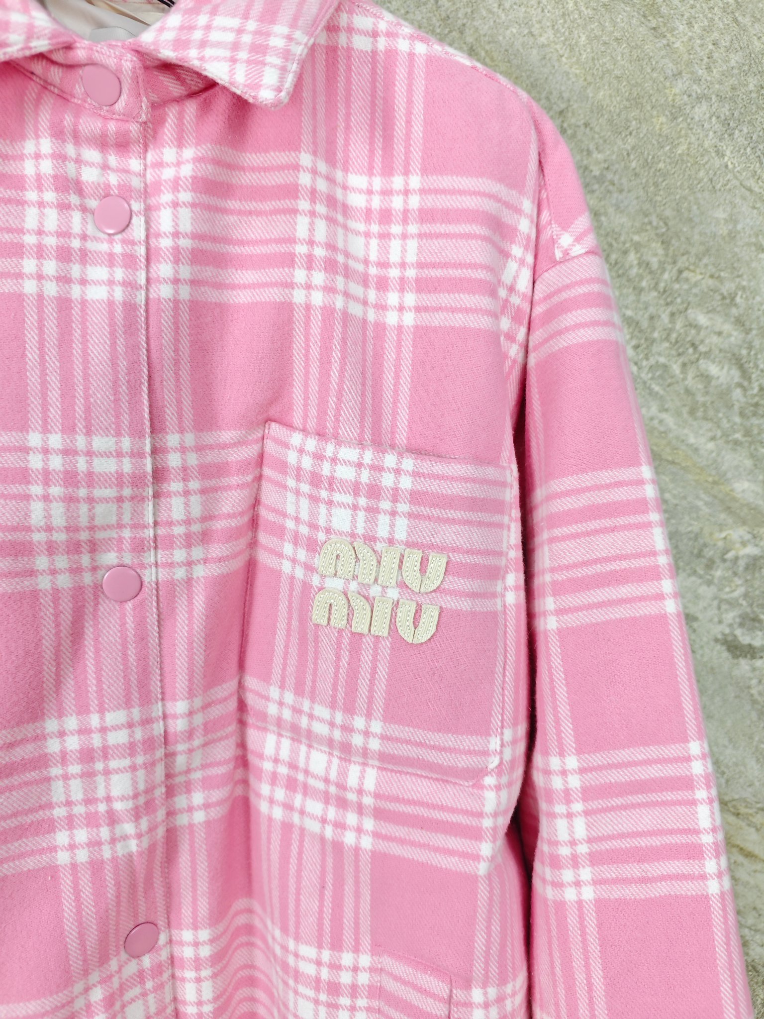 미우미우 체크 다운 자켓 25 FW 25FW 상세 이미지 4