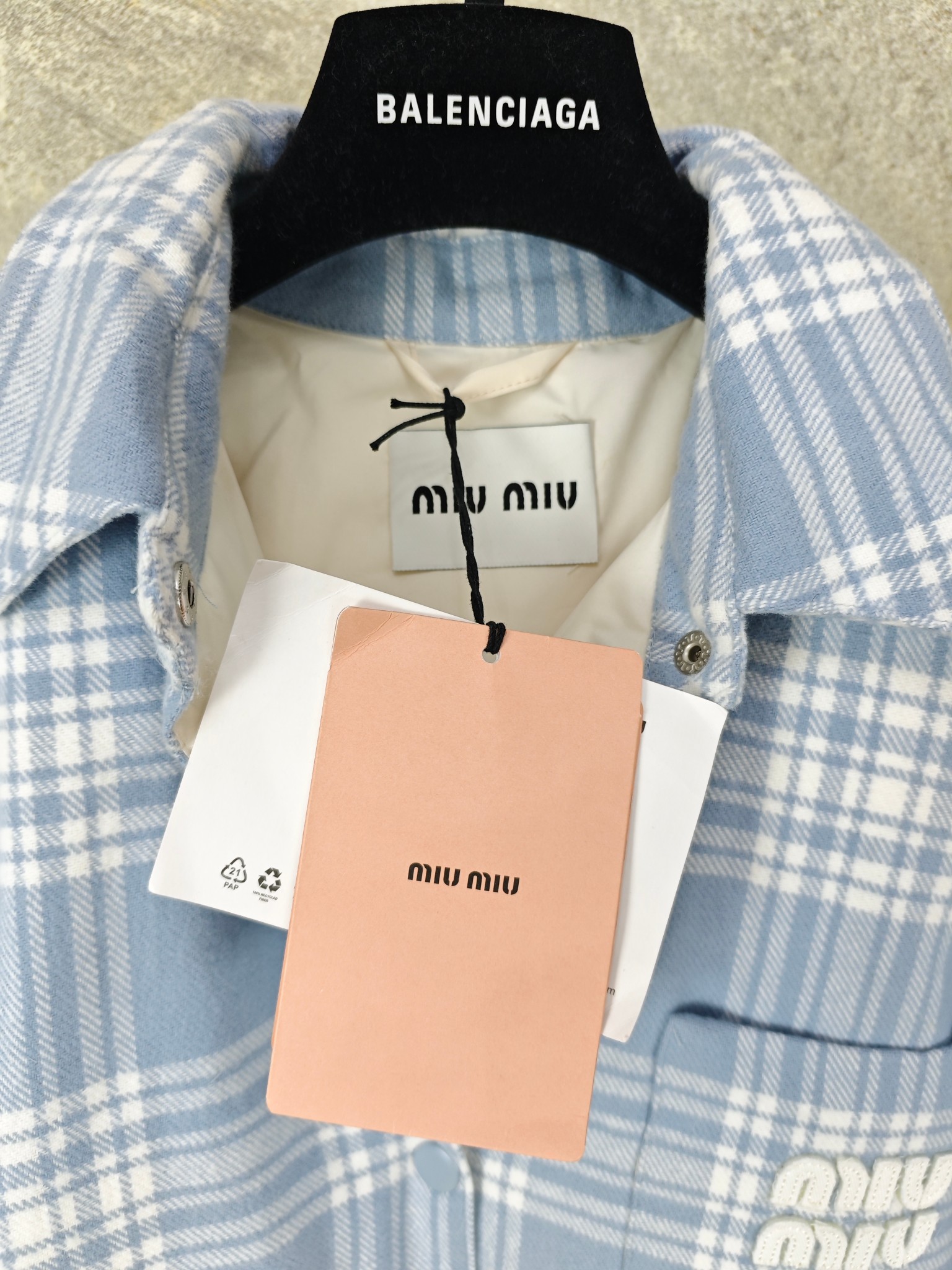 미우미우 브러시드 체크 다운 자켓 25FW 상세 이미지 3