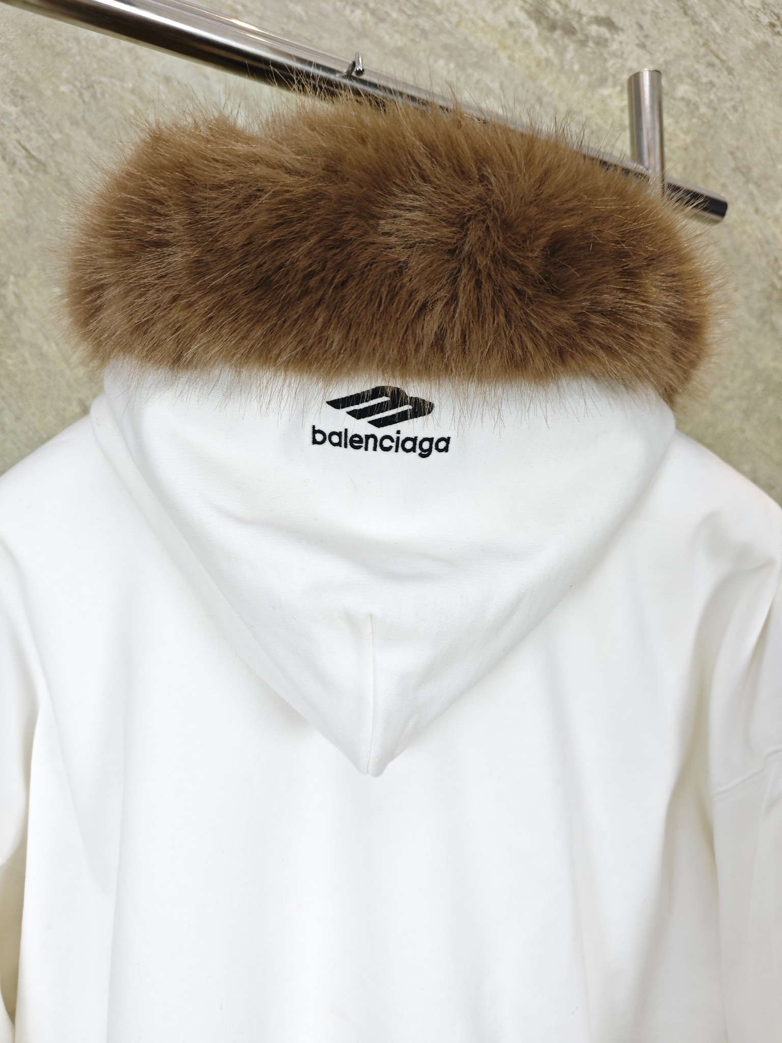발렌시아가 스키 밍크 퍼 스웨트셔츠 남성 자켓 25FW 상세 이미지 4