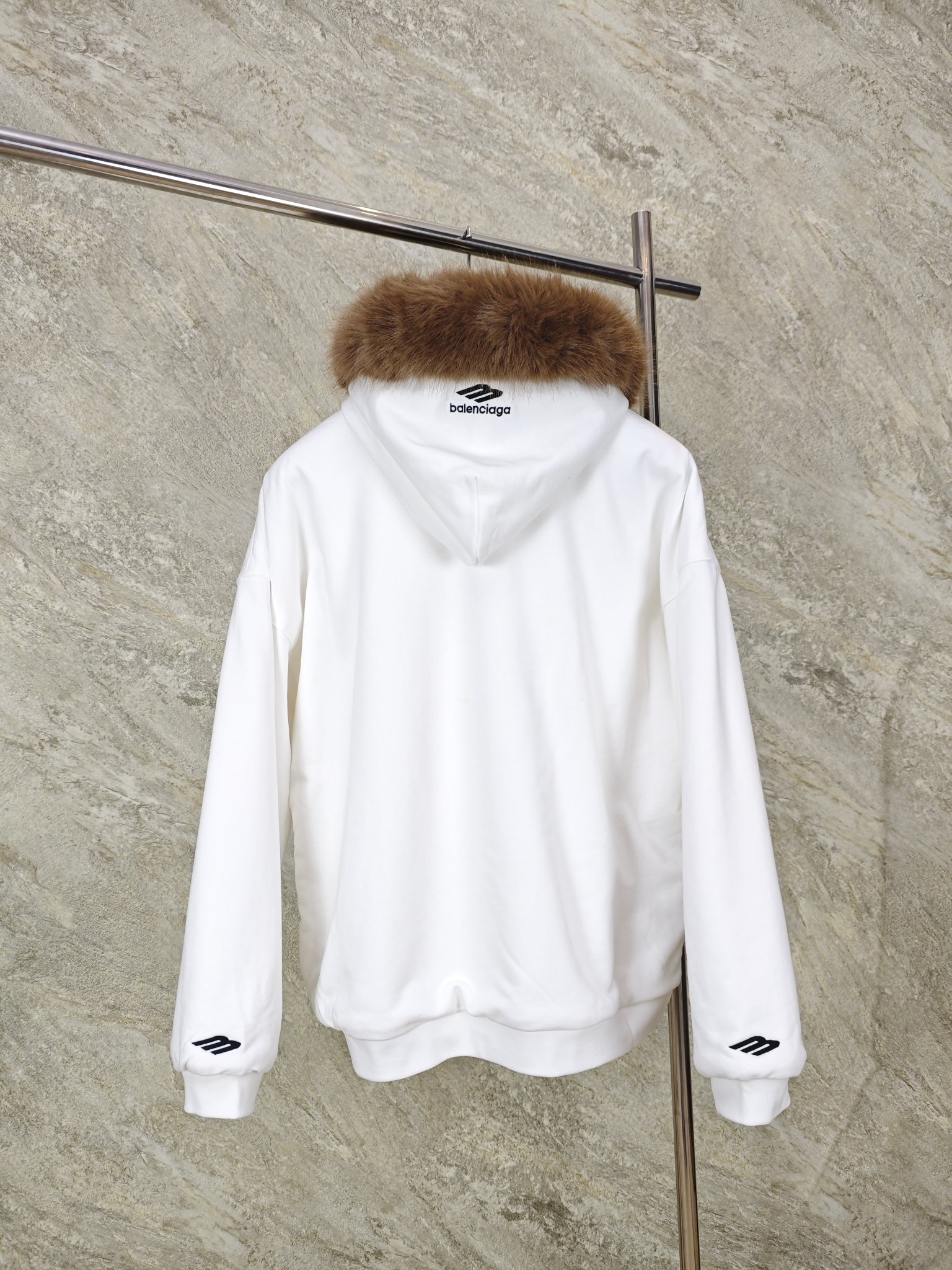 발렌시아가 스키 밍크 퍼 스웨트셔츠 남성 자켓 25FW 상세 이미지 2