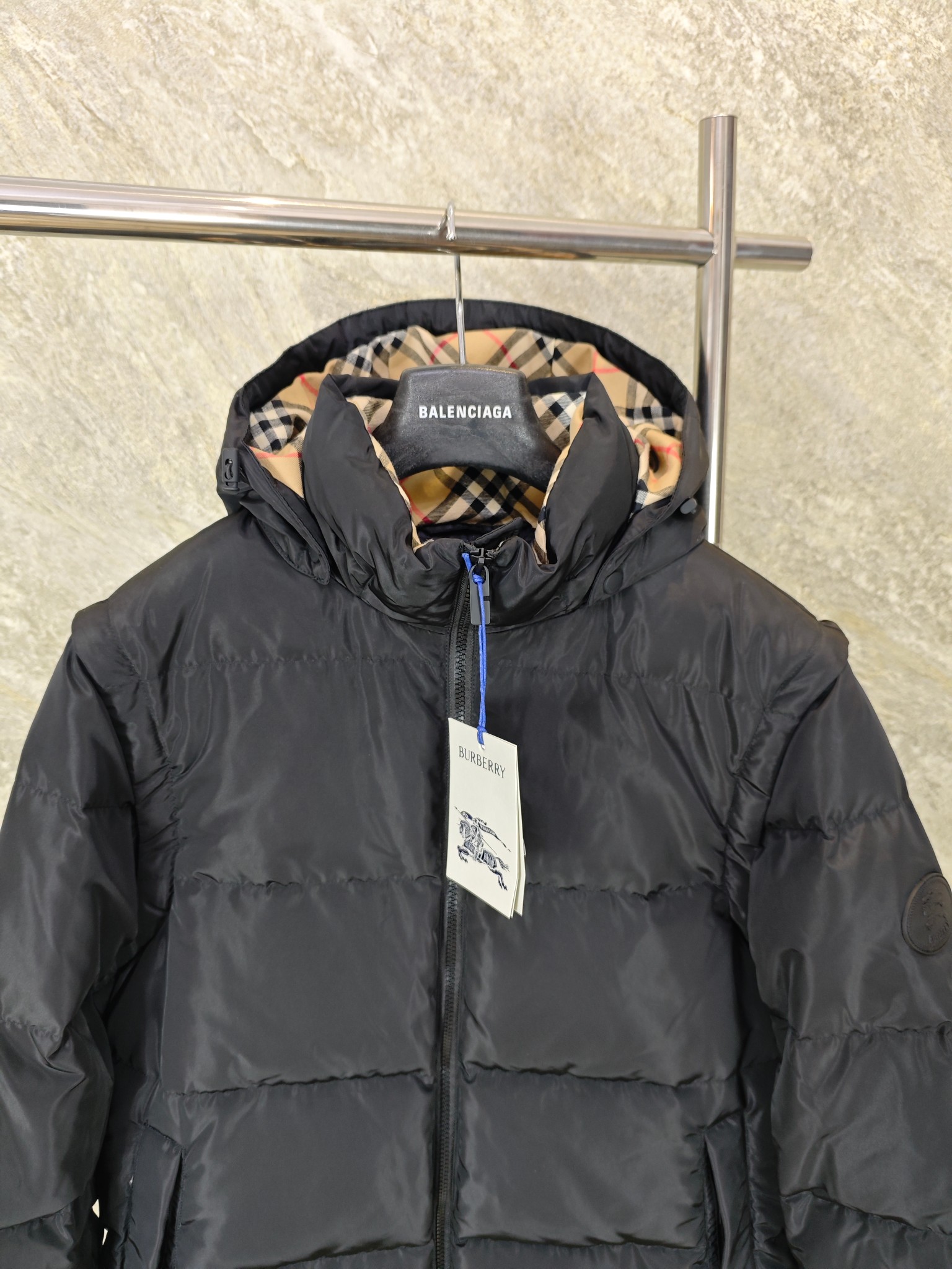 버버리 남성 분리형 소매 다운 패딩 점퍼 25FW 상세 이미지 3