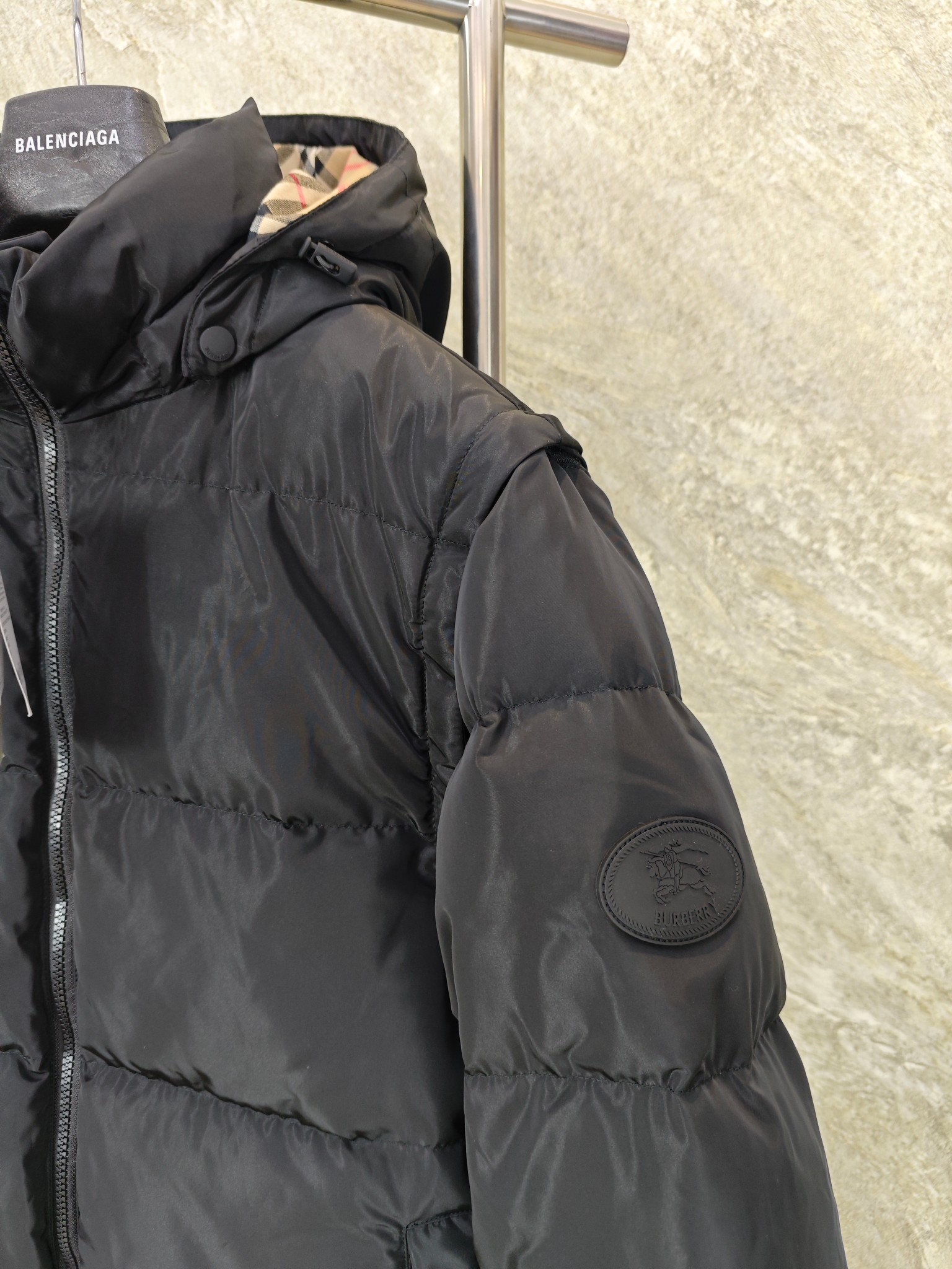 버버리 남성 분리형 소매 다운 패딩 점퍼 25FW 상세 이미지 5