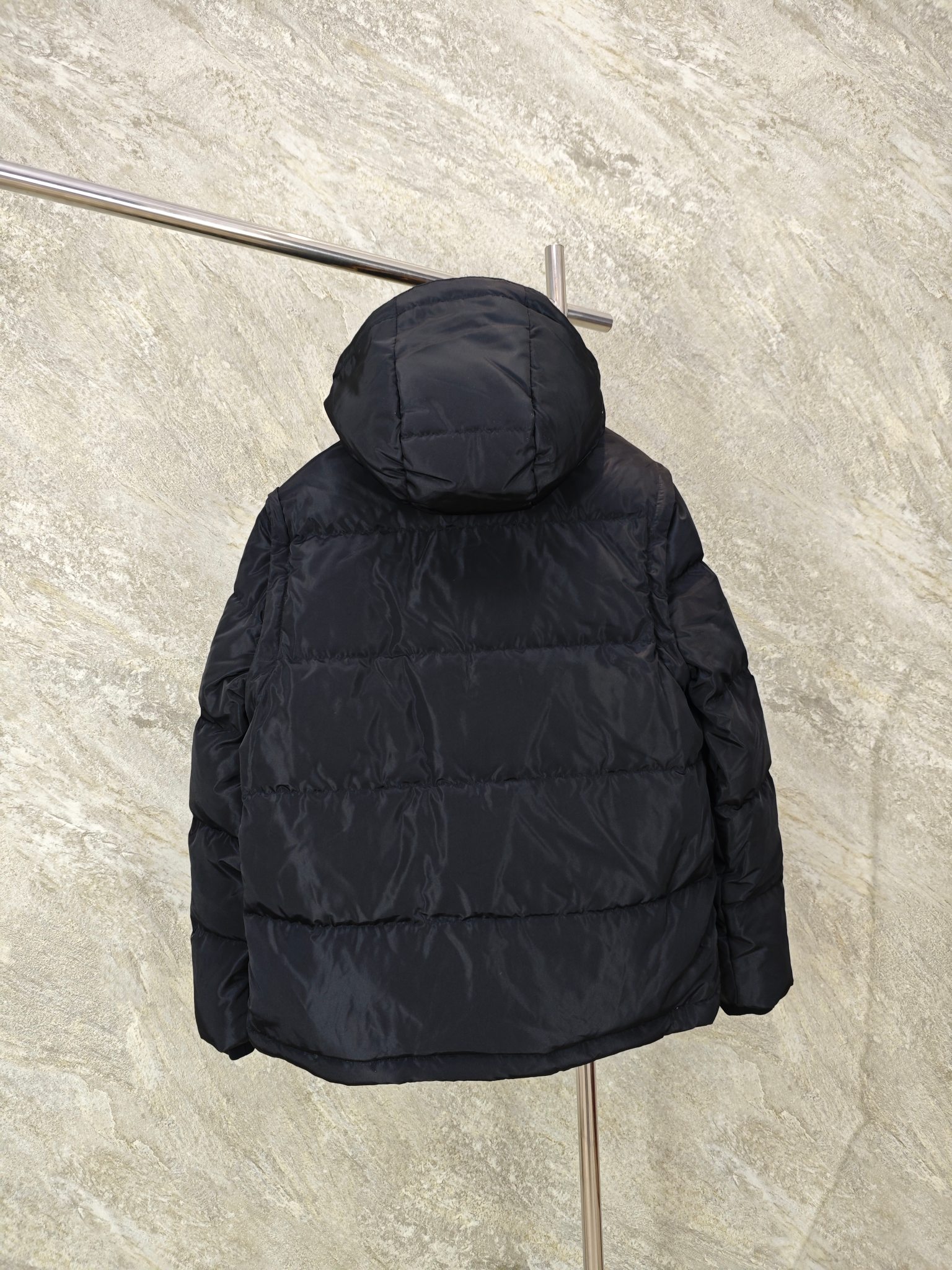 버버리 남성 분리형 소매 다운 패딩 점퍼 25FW 상세 이미지 2