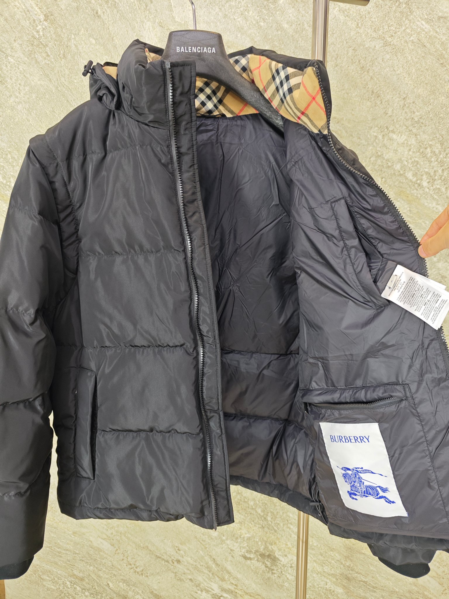 버버리 남성 분리형 소매 다운 패딩 점퍼 25FW 상세 이미지 9