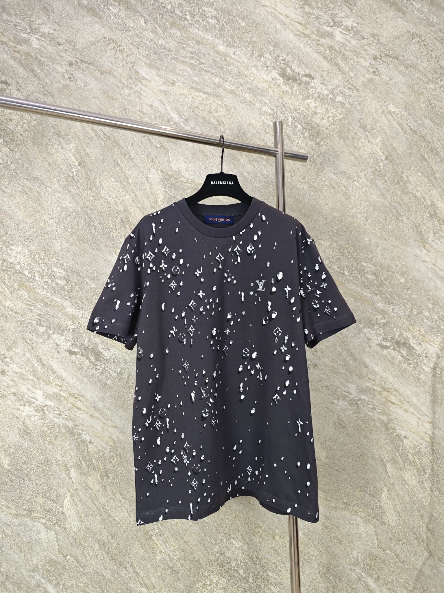 루이비통 2025FW 모노그램 프린트 반팔 티셔츠 1024 Louis Vuitton T Shirt