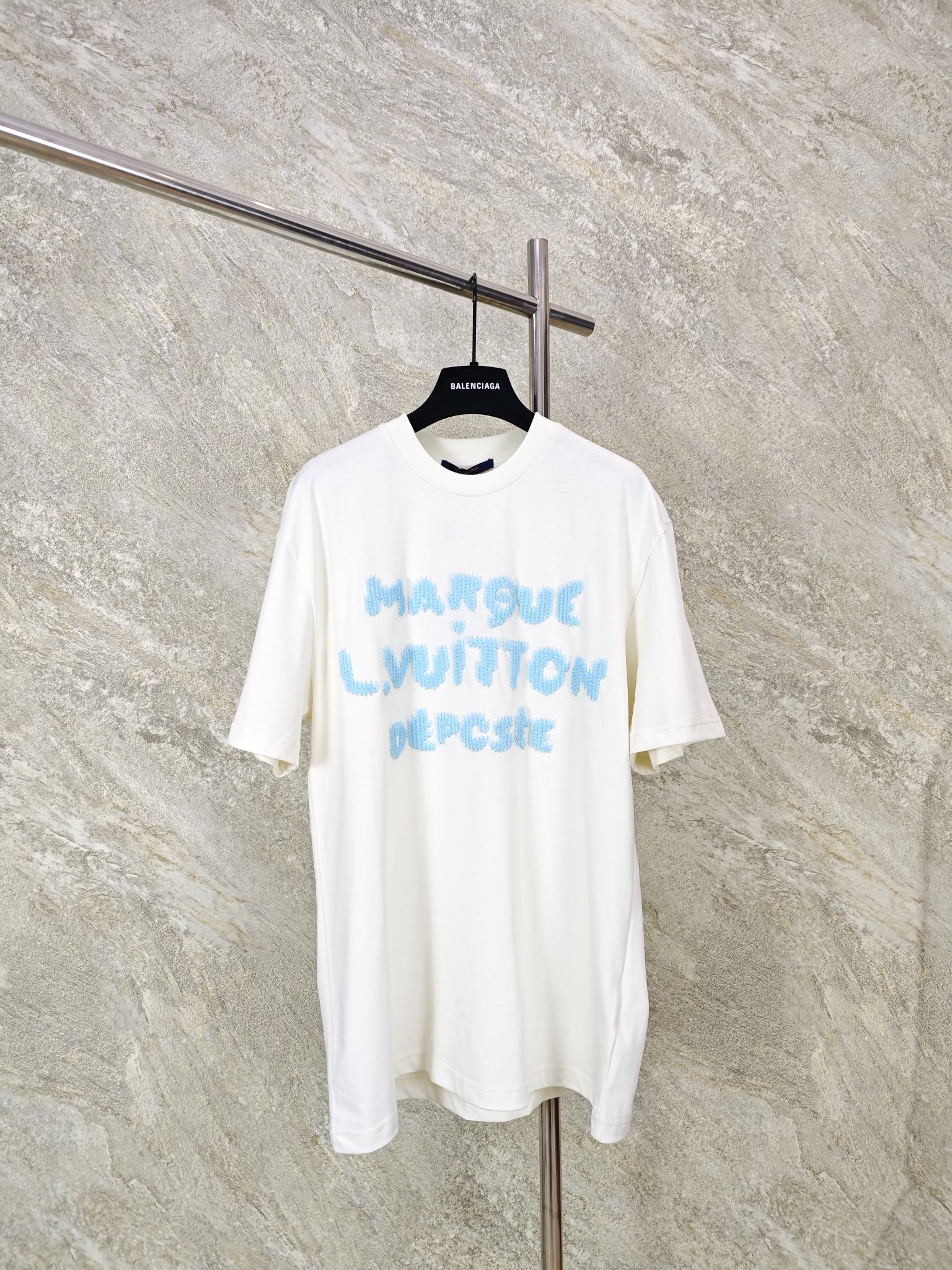 루이비통 로고 자수 코튼 니트 1028 Louis Vuitton T Shirt