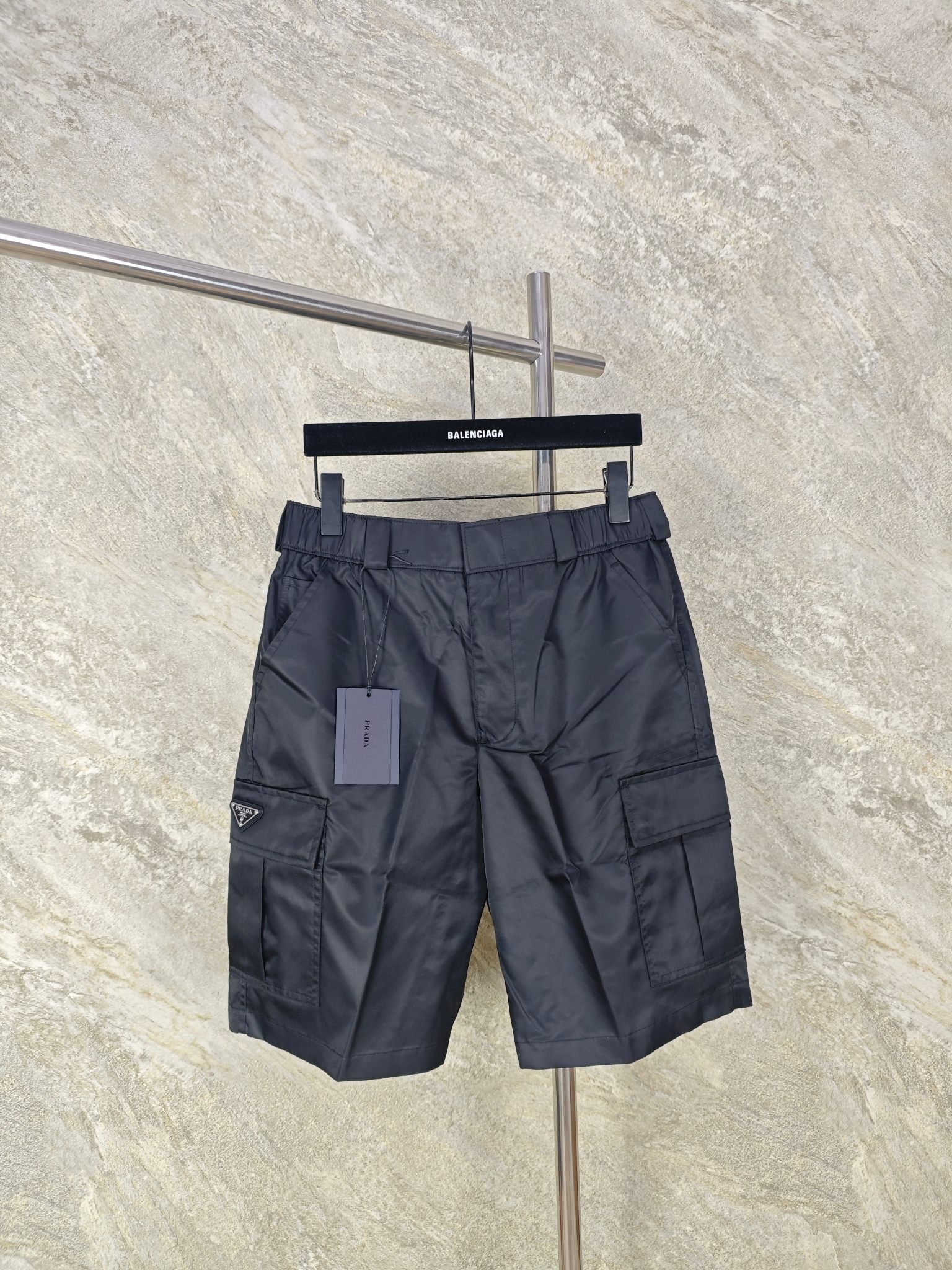 NO:824453,Top quality PRADA nylon work shorts. Fabric selection. Made of iconic nylon fabric. The high-density weaving structure makes it have high strength, tear resistance and excellent wear resistance. After surface nano-coating treatment, it has a certain waterproof function without losing breathability. A small amount of silk protein blessing greatly improves the lack of skin-friendliness of the nylon fabric itself. SIZE: SMLXL, Prada-clothing, prada, prada, shorts,19860909顶级品质 PRADA尼龙工装短裤 面料选择 选用标志性尼龙面料制成,通过高密度的编织结构,使其具备高强度抗撕裂,耐磨性超群.经过表面纳米涂层处理之后使其具备一定的防水功能,又不失透气性.少量的蚕丝蛋白加持,大大改善了尼龙面料本身缺乏的亲肤性. SIZE: SMLXL,普拉达-服装,prada,prada,shorts,,Women's clothing