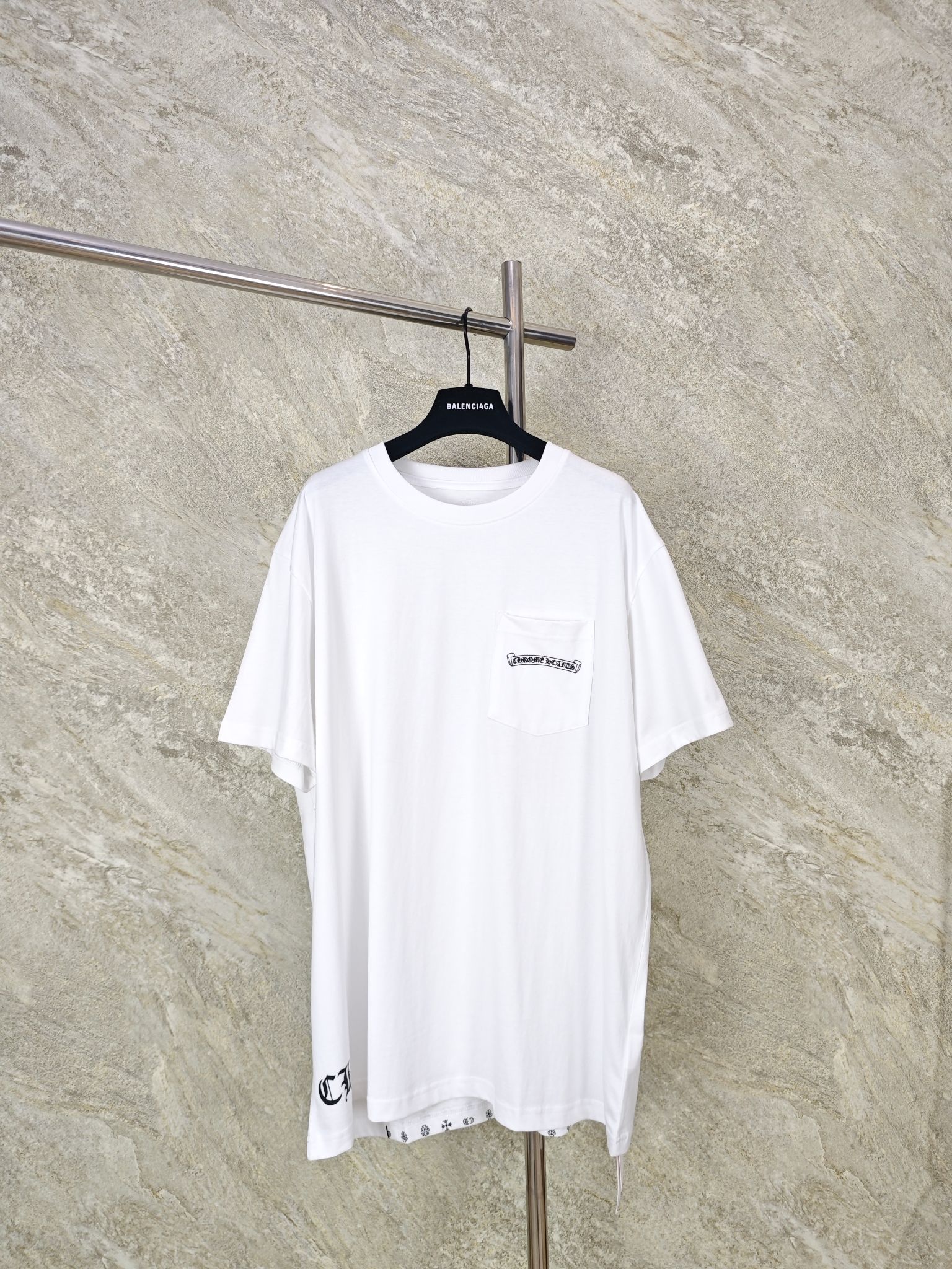 NO:824445,Top quality CH/26 flame-printed TEE. The fabric is made of 26-woven 200g cotton. The printing is hand-printed with ink. Customized accessories. Size S M L, chrome hearts-clothing, chrome hearts,19860909顶级品质 CH/26 火焰满印TEE 面料采用26织200克全棉材质 印花采用油墨手工印花 定制辅料 尺码 S M L,克罗心-服装,chrome hearts,,Women's clothing
