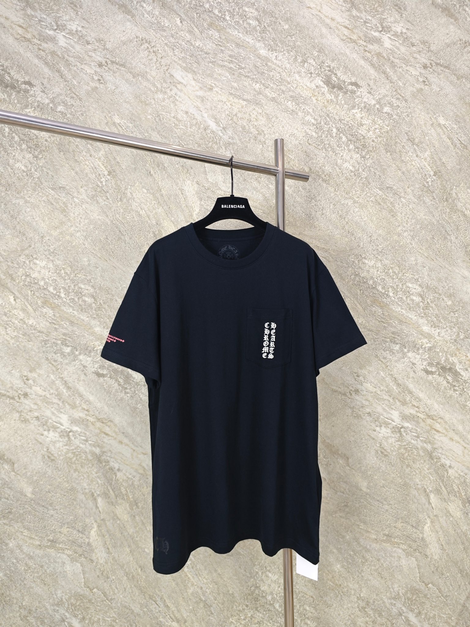 NO:824516,Top quality CH/26 Sanskrit pink TEE. The fabric is made of 26-woven 200g cotton. The printing is hand-printed with ink. Customized accessories. Size S M L, chrome hearts-clothing, chrome hearts,19860909顶级品质 CH/26 梵文粉字TEE 面料采用26织200克全棉材质 印花采用油墨手工印花 定制辅料 尺码 S M L,克罗心-服装,chrome hearts,,Women's clothing