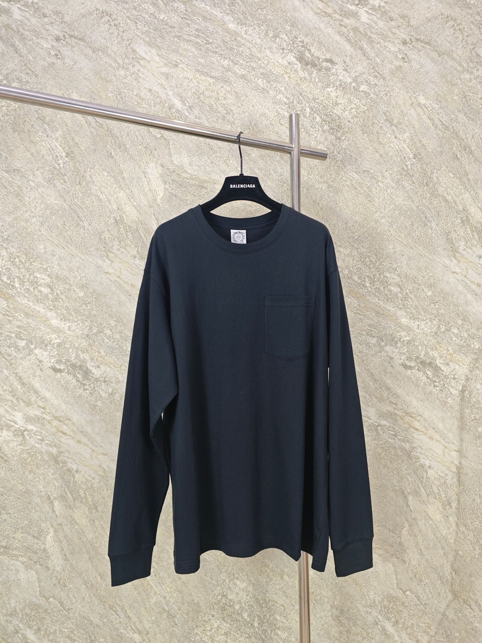 NO:824404,Top quality CH/Vintage mottled cross group long sleeves. The fabric is made of 26-woven 220g cotton. Brushing treatment. The upper body is aged and washed and treated to be skin-friendly. The printing uses high-temperature ink printing technology. The color of the printing area is extremely complex. Size S M L, Chrome Hearts-Clothing, chrome hearts,19860909顶级品质 CH/Vintage 斑驳十字架群长袖 面料采用26织220克全棉材质 磨毛处理 做旧洗水处理上身亲肤 印花采用高温油墨印花工艺 印花面积颜色极为复杂 尺码 S M L,克罗心-服装,chrome hearts,,Women's clothing
