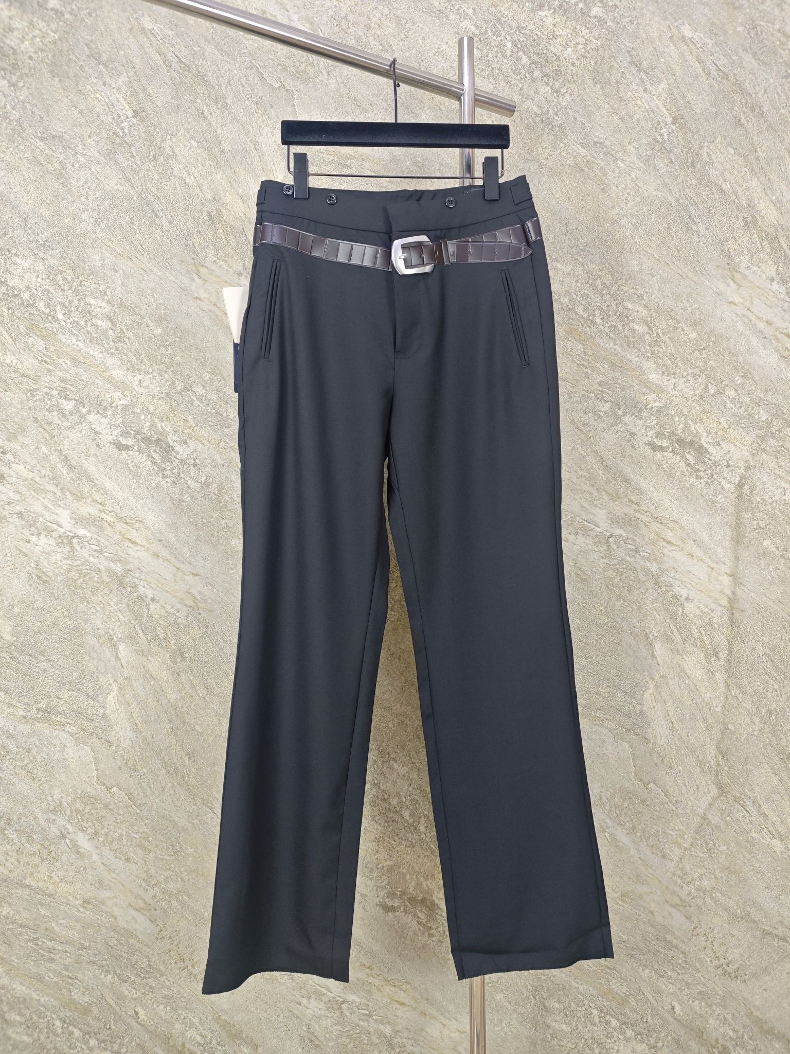 NO:824501,Top quality Prada25SS cowhide belt wool trousers, the pinnacle of a pair of trousers that surpasses the Yagami trousers. The original price is as high as 38,640 yuan. It took 10 months to develop these trousers from the time they were purchased. It has never been done before or since. It took 6 months to develop and prototype the abrasive tool, 1 month to customize the fabric, and 3 months to produce. This shows the difficulty of these trousers. When I have this quality in the whole market, it restores the top craftsmanship and is a creation item worth collecting.  The technical version adopts high-precision suit weaving technology, and the neat single pleat dart design is retained on the front of the trousers, which visually lengthens the leg line and eliminates the bloated feeling. The genuine leather belt and polished stainless steel square buckle achieve ultra-realistic simulation. The exposed design of the belt has been very popular in recent years, and the extremely realistic craftsmanship restores details. The fabric is made of worsted wool (Super 120s or above) or wool blended technical fabrics.  Tactile and Performance The surface of the fabric presents a low-key natural satin luster, which has the stiffness and skeletal feel of suit fabrics (not easy to wrinkle), but also has an excellent drape feeling. This fabric is not only wind-resistant and warm, but also retains breathability through a special textile process. It is very suitable for spring and autumn and formal occasions, taking into account elegance and comfort. It can be switched at will in the workplace and life, and is super versatile.  In summary, this is a pair of Prada classic trousers with exquisite craftsmanship, high-grade fabrics and suitable for many scenes. It is not only a piece of clothing, but also the embodiment of Prada's 'rationalist' design language. It is suitable for men who pursue high-quality life and dressing texture. SIZE 44 46 48 50, Prada - clothing, prada, prada, business suit, cowhide,19860909顶级品质 Prada25SS牛皮腰带羊毛西裤 巅峰之作超越八神裤的一条神裤.原版售价高达38640元,此裤子从买到开发用时整整10个月巅峰创作,前无古人后无来者.磨具开发打样6个月,面料定制1个月,生产3个月.可见这条裤子的难度.全市场这个品质时候我有,还原顶级工艺,值得收藏的一条创世单品. 工艺版型采用高精密西装织造工艺,裤身正面保留了利落的单褶省道设计,视觉上拉长腿部线条,消除臃肿感.真皮腰带与抛光不锈钢方形搭扣,实现了超逼真的仿真度,腰带外露的设计在这几年十分流行,极具的逼真工艺还原细节. 面料采用精纺羊毛（Super 120s以上级别）或羊毛混纺科技面料. 触感与性能面料表面呈现低调的自然缎面光泽,既有西装面料的挺括筋骨感（不易起皱）,又具备极佳的垂坠感.这种面料不仅抗风保暖,还通过特殊的纺织工艺保留了透气性,非常适合春秋季及正式场合,兼顾优雅与舒适.职场生活随意切换,超级百搭. 总结这是一条工艺精湛、面料高级、适配多场景的Prada经典西裤.它不仅是一件衣物,更是Prada“理性主义”设计语言的体现,适合追求高品质生活与穿搭质感的男士. SIZE 44 46 48 50,普拉达-服装,prada,prada,business suit,cowhide,,Women's clothing