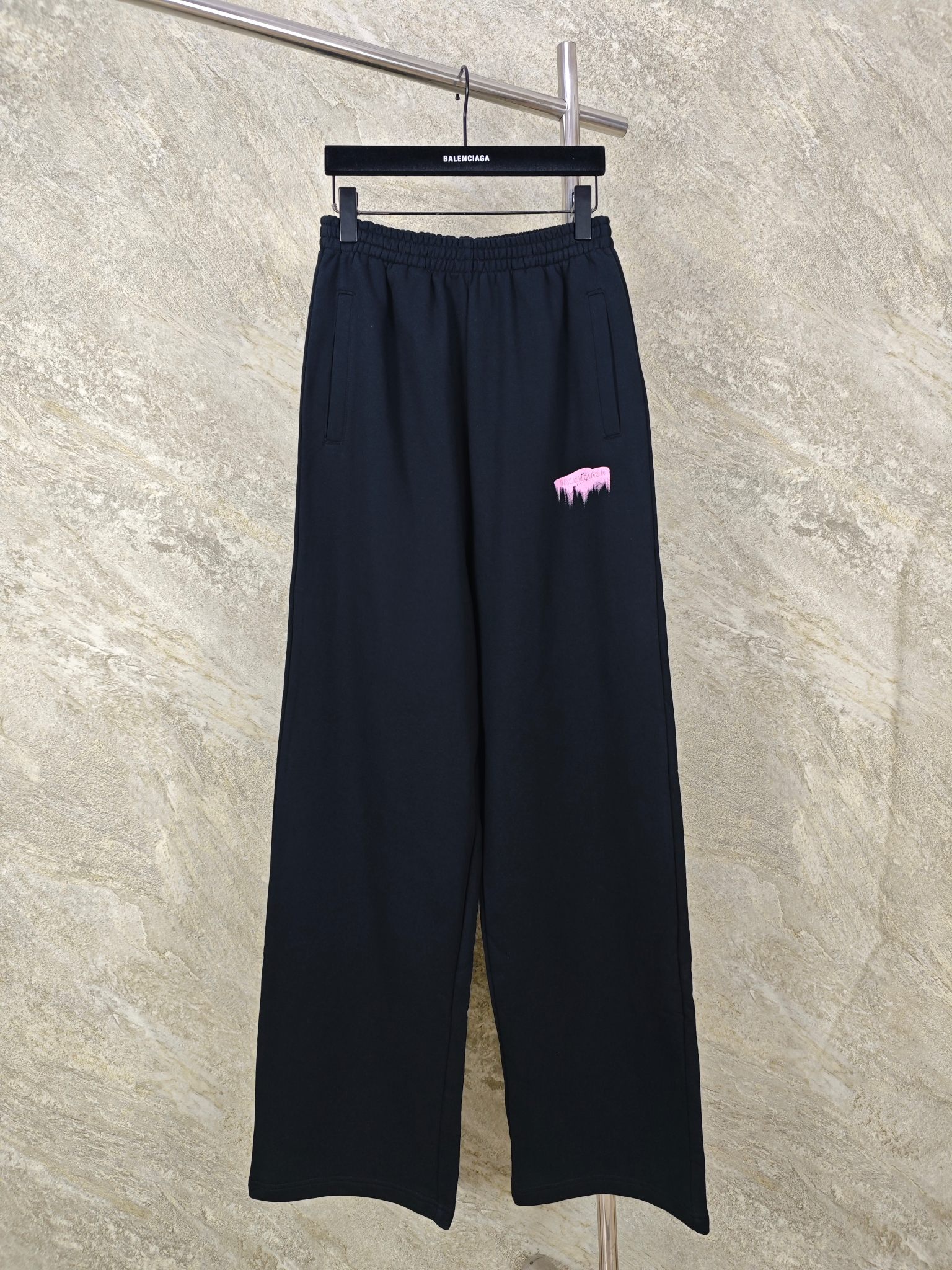 NO:824481,Top quality BLCG 26ss liquid embroidered trousers, original purchase, fleece base composite fabric, front decorated with wet brush artwork print, front decorated with logo embroidery, elastic waistband, two diagonal pockets, straight sports fit, new accessories equipped SIZE XS S M L, Balenciaga-clothing, balenciaga,19860909顶级品质 BLCG 26ss 液化刺绣长裤 原购买、抓绒底复合面料、正面饰以wet brush艺术作品印花、正面饰以标识刺绣、弹性腰头、两个斜口袋、直筒运动版型、新款辅料配备 SIZE XS S M L,巴黎世家-服装,balenciaga,,Women's clothing