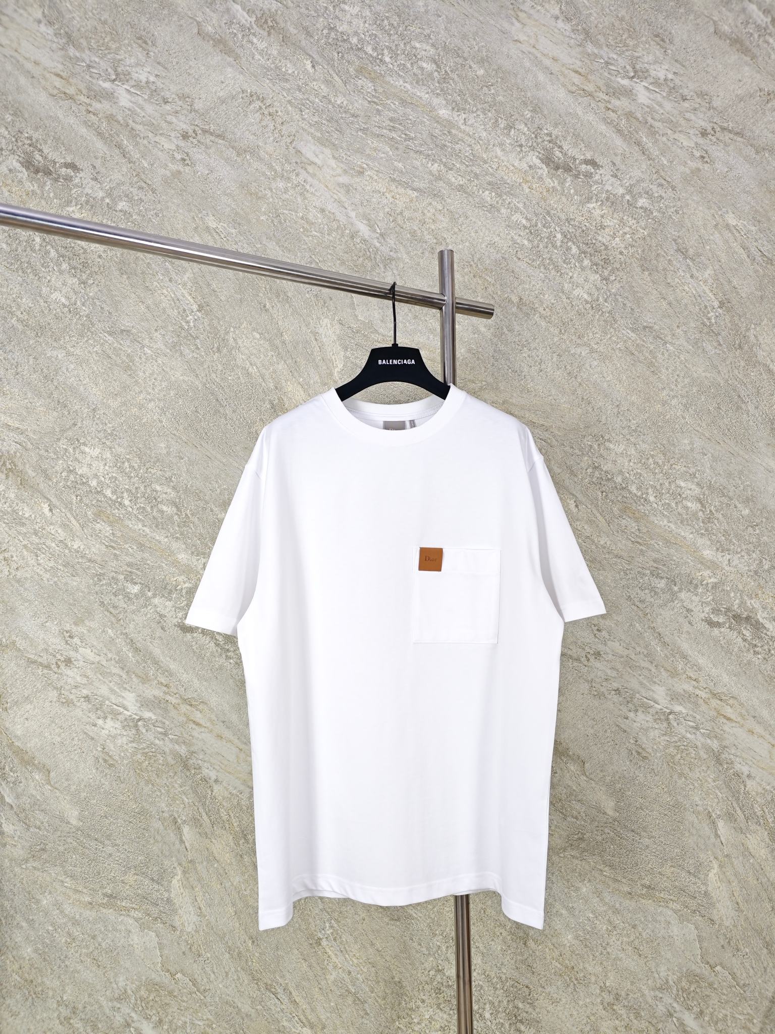 NO:824508,Top quality Dior leather logo round neck short sleeves. Original 47, purchase; cotton jersey fabric, logo leather patch on the front, chest patch pocket decoration, black washed distressed craftsmanship, ribbed round neck, new accessories SIZE S M L XL, Dior-clothing, dior, dior, T-shirt,19860909顶级品质 Dior皮革标志圆领短袖 原47,购买；棉质平纹针织面料、正面饰以标志皮革补丁、胸前贴袋装饰、黑色洗水做旧工艺、罗纹圆领、新款辅料配备 SIZE S M L XL,迪奥-服装,dior,dior,T-shirt,,Women's clothing