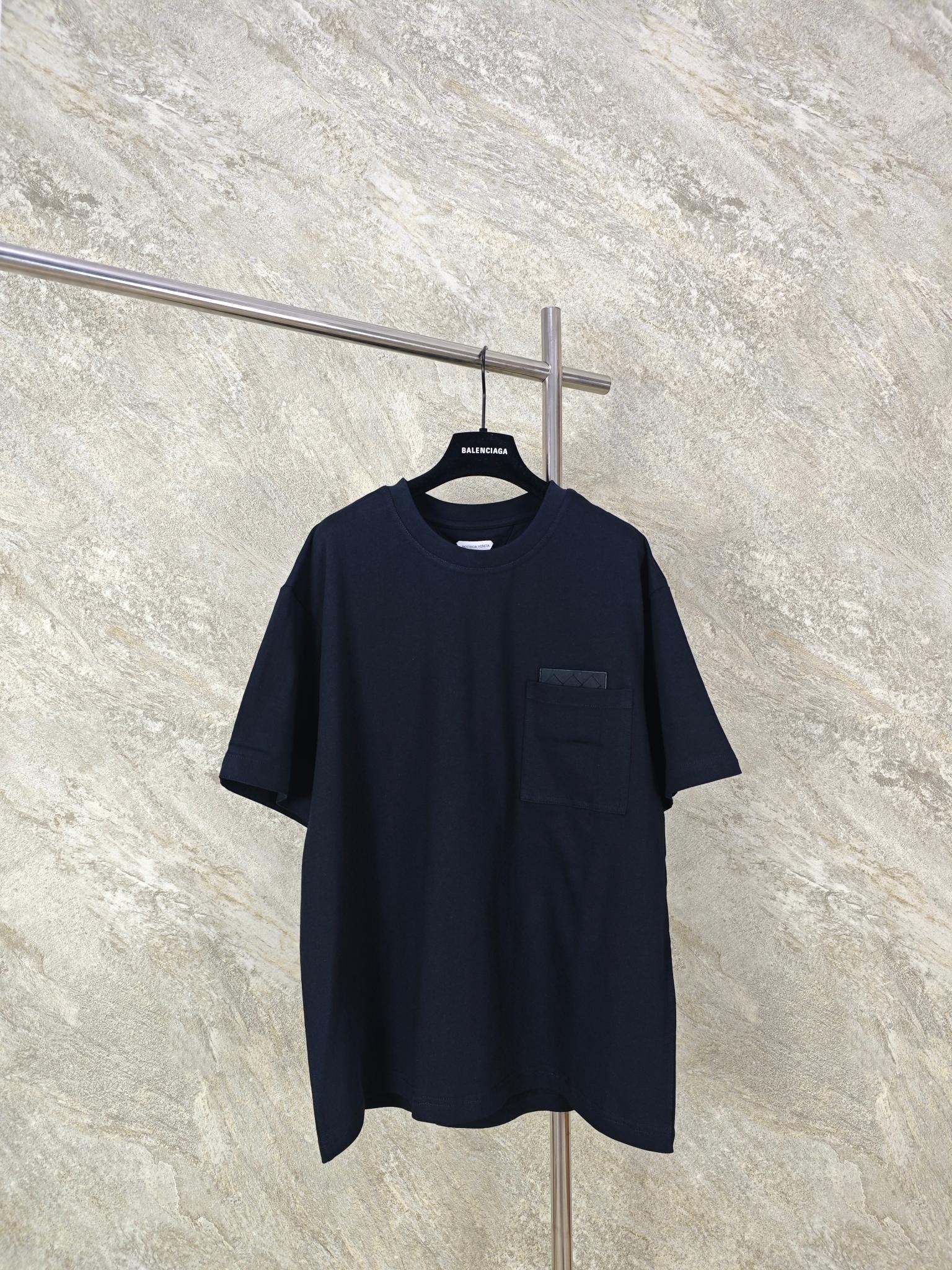 NO:824473,Top quality BV diamond leather label pocket short sleeves. Original purchase; cotton knitted fabric, woven suede patches, hidden letter embroidery on cuffs, regular round neck style, full set of accessories. Warm reminder: Due to the characteristics of leather and weaving technology, it is recommended to use 15 minutes of quick washing to avoid excessive washing or soaking. # Lightweight pure cotton fabric uses 15S fine cotton plain weave, 230g; matching  32S double yarn tensioner thread, 340g. Fine cotton fabrics usually have better moisture absorption, breathability, warmth and wear resistance, and are also softer and smoother. Vintage fine cotton fabrics are thicker cotton fabrics with retro-style tones, and are finely processed and processed, with excellent texture and performance. Due to fine processing, fine cotton fabrics are lighter and thinner, feel soft and comfortable, and fit very well against the skin. # Washable woven suede front patch  Suede leather has a unique matte texture, which gives it a unique matte effect and is soft to the touch; oIntrecciato weaving technology is hand-woven from fine leather strips, which makes leather products more complex and layered # Hidden letter embroidery on cuffs SIZE19860909顶级品质 BV菱格皮标口袋短袖 原购买；棉质针织面料、编织绒面革贴饰、袖口隐藏式字母刺绣、常规圆领版型、全套辅料配备 温馨提示由于皮革和编织工艺的特性,建议使用15分钟快洗,避免过度水洗或浸泡. # 轻盈质地纯棉质面料 采用15S精棉平纹,230g；搭配 32S双纱拉架螺纹,340g.精棉面料通常具有较好的吸湿性、透气性、保暖性和耐磨性,同时也比较柔软和光滑.复古精棉面料比较厚实的棉质面料,具有复古风格的色调,同时经过精细加工和处理,具有优良的质地和性能.由于经过了精细加工,精棉面料的质地比较轻薄,手感柔软舒适,穿着起来非常贴合皮肤. # 可水洗编织绒面革正面贴饰 绒面革具有独特的磨砂质感,磨砂纹理赋予独特的哑光效果,手感柔软；oIntrecciato编织工艺则是由精细的皮革条手工编织而成,这种工艺使得皮革产品更加复杂且富有层次感 # 袖口隐藏式字母刺绣 SIZE XS S M L,葆蝶家-服装,bottega veneta,bottega veneta,T-shirt,,Women's clothing
