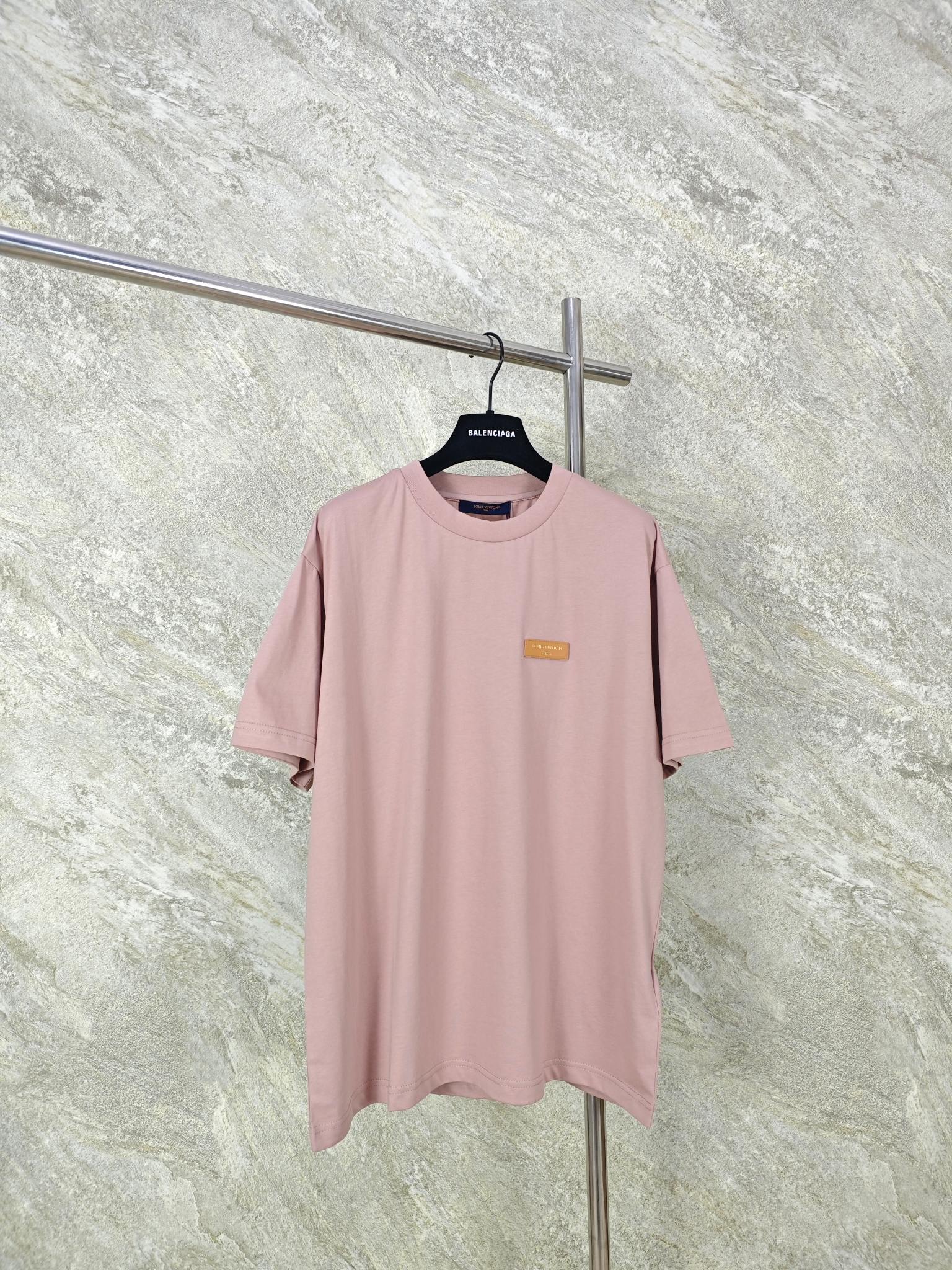 NO:824382,Top quality LV tea pink leather logo round neck short sleeves. Original, cotton pure cotton fabric, logo leather on the chest, standard fit, ribbed collar, all accessories # Cotton jersey fabric The main body is made of 24S special woven compact cotton to create jersey fabric, weight g. High count combed cotton yarn eliminates most of the short hairiness through compact spinning process, making the yarn smoother and stronger. # Logo leather patch hot stamping process  Leather labeling is a high-end technology that combines precision imprinting with metal foil transfer. Its core is to permanently imprint and adhere gold or silver metal foil to the leather surface through a high-temperature and high-pressure mold.  The leather is placed on a precision-cut patch base, and through -°C high temperature and precision pressure, the metal foil is instantly separated from the carrier film and thermally fused with the leather fibers. After the hot stamping is completed, manual trimming and antioxidant coating treatment are required to ensure that the letters are evenly glossy, have no overflow gold on the edges, and are durable and non-fading. Louis Vuitton-clothing, louis vuitton, louis vuitton, T-shirt,19860909顶级品质 LV 茶粉皮标圆领短袖 原,棉质纯棉面料、胸前饰有标识皮革、标准版型、罗纹衣领、全体辅料配备 # 棉质平纹针织面料 主体采用24S特纺紧密棉打造平纹针织面料,克重g.高支数的精梳棉纱通过紧密纺工艺消除了大部分来短毛羽,使得纱线更光滑、强韧. # 标识皮革贴饰烫金工艺 皮标将精密压印与金属箔转移相结合的高端技艺.其核心在于通过高温高压模具,将金色或银色的金属箔永久性地压印并粘附于皮革表面. 将皮革置于精密切割的贴饰基底上,通过-℃高温与精密压力,使金属箔瞬间脱离载体薄膜,与皮革纤维发生热熔融合.烫金完成后,还需进行手工修整与抗氧化涂层处理,确保字母光泽均匀、边缘无溢金,且经久耐磨不褪色.,路易威登-服装,louis vuitton,louis vuitton,T-shirt,,Women's clothing