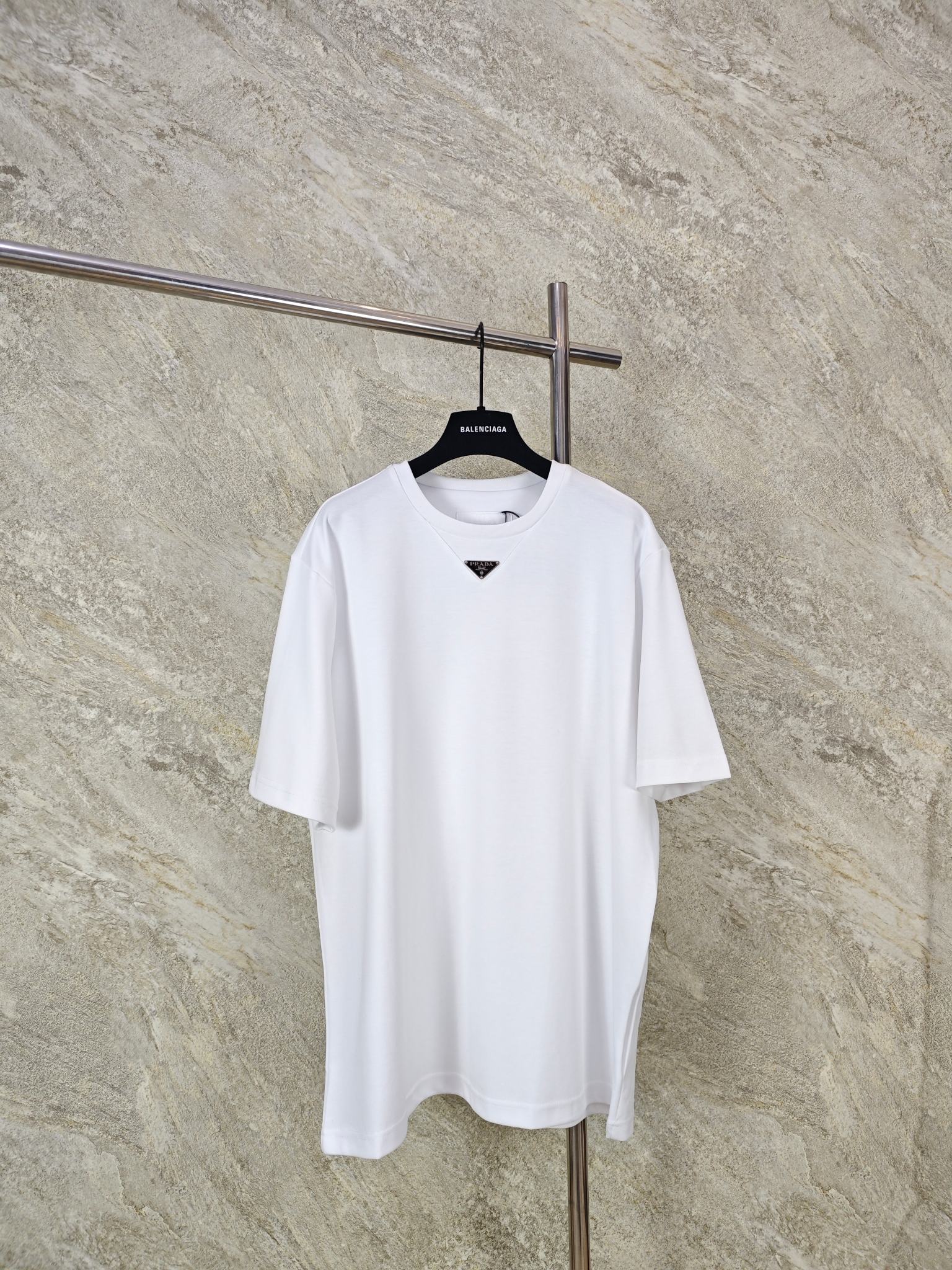 NO:824343,Top quality Prada new collar steel label short sleeves. The fabric is made of 40-count mercerized soft cotton and has a smooth surface. The weight of the fabric after washing is 230 grams. The threads are matched with 1*1 mercerized Salona. The original dyeing is royal blue-dark green-gray. Accessories The collar steel label is made of all-steel electroplating, using the folk Sanbao enamel plating process, and the bottom is matched with stainless steel round nails. Make the upper body of the clothes more comfortable. The iconic enameled metal triangle logo embellishes the front. Oversize shape, short sleeves, straight cut hem, enameled metal triangle logo. size S M L, Prada-clothing, prada, prada, versace, T-shirt,19860909顶级品质 Prada新领口钢标短袖 面料采用40支丝光柔棉爽面,面料布匹洗水后克重为230克,螺纹搭配1*1丝光索罗纳.原版定染宝蓝-深绿-花灰.辅料领口钢标采用全钢材料电镀而成,民间三宝琺琅电镀工艺,底部采用不锈钢圆钉搭配 让衣服上身效果更为舒适.标志性的涂珐琅金属三角形徽标点缀正面.Oversize造型 短袖 直裁下摆涂珐琅金属三角形徽标. size S M L,普拉达-服装,prada,prada,versace,T-shirt,,Women's clothing