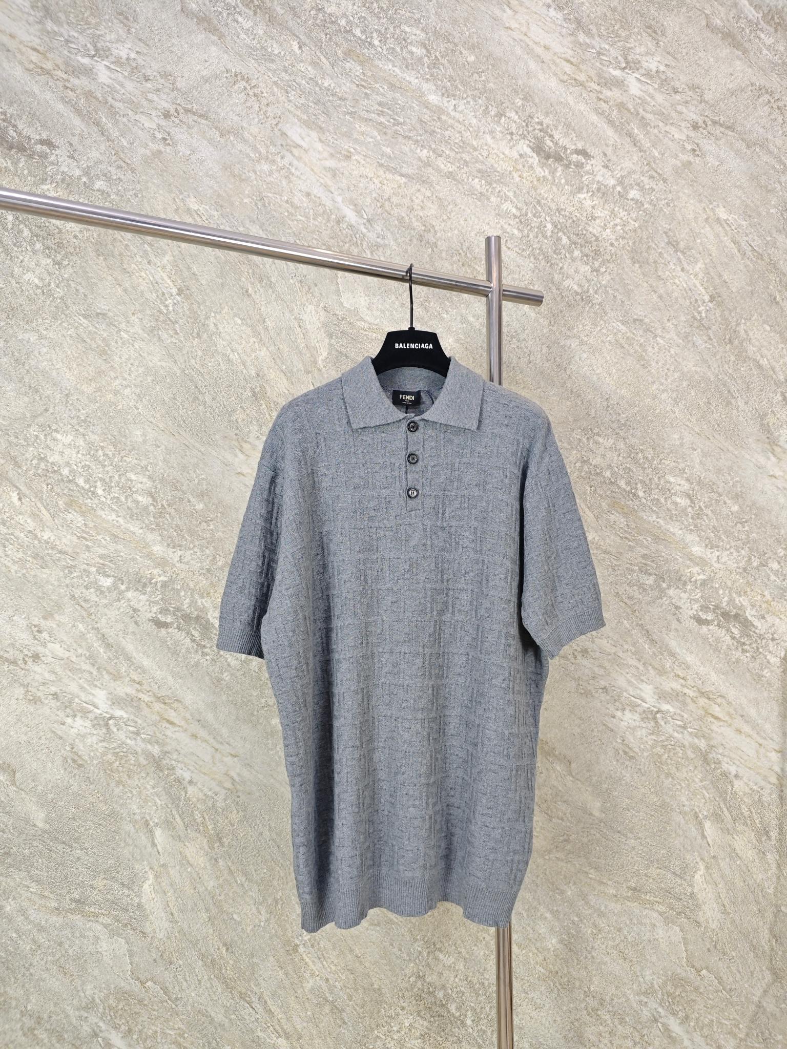 NO:824362,Top quality Fendi 26ss jacquard logo knitted POLO fabric is made of 100 cotton. Accessory buttons are made of natural primary color horn buttons.  With brand lettering. Imported 16-gauge wool loom, high-density double F logo jacquard logo, highly restored to the original 1:1. Garment washing - remove wool impurities - fixed version. Short-sleeved Polo shirt. Classic collar, button opening and closing. Gray cotton yarn material, decorated with full-length same-color FF pattern. Decorated with ribbed trim. SIZE 46.48.50.52, Fendi-clothing, fendi, fendi, T-shirt,19860909顶级品质 Fendi 26ss 提花标识针织POLO 面料采用100绵.辅料纽扣采用天然原色牛角扣 带有品牌刻字.采用进口16针毛织机,高密度双F标识提花logo,按照原版1:1高度还原.成衣洗水-去除羊毛杂质-固定版型.短袖Polo衫.经典衣领,纽扣开合.灰色棉纱材质,饰有全幅同色FF图案.饰有罗纹饰边. SIZE 46.48.50.52,芬迪-服装,fendi,fendi,T-shirt,,Women's clothing