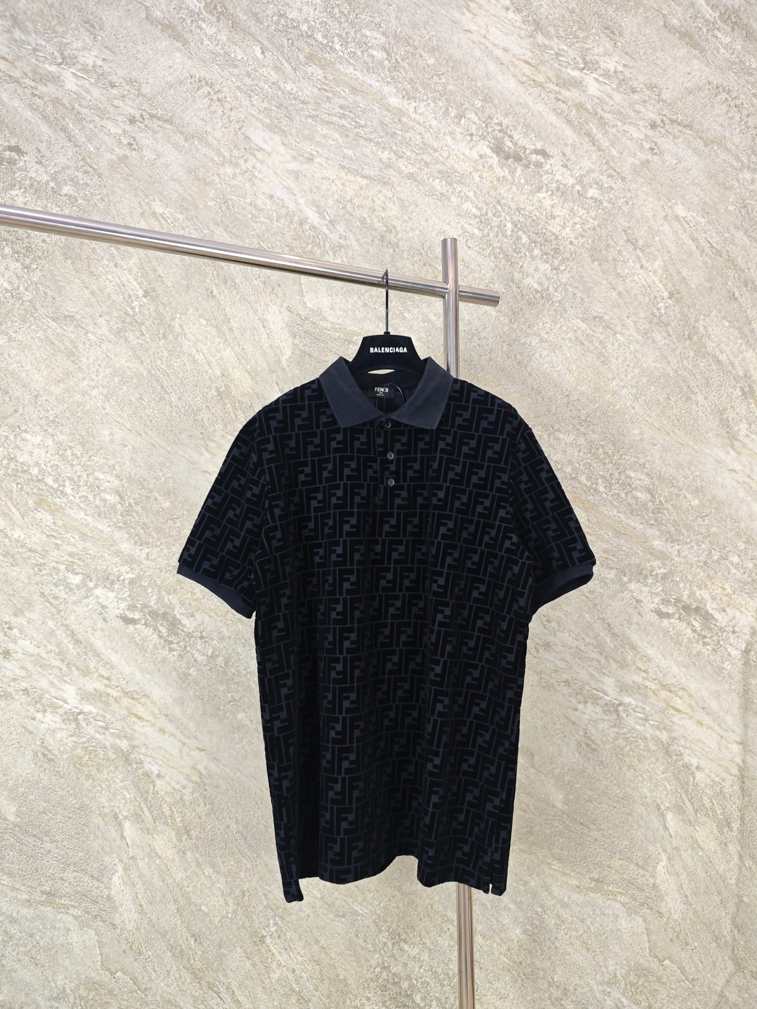 NO:824303,Top Quality Fendi All-over Print Flocked Polo Shirt  Originally purchased for RMB 8,680, the large body is made of custom-woven and custom-dyed 320g black cotton double-piqué fabric. The striped and color-blocked collar is made of a double-system jacquard custom-woven flat machine. The whole frame is decorated with the same color and different colors and is printed with FF flocking patterns. The uneven three-dimensional logo presents a different texture, which attracts the eye and improves the overall height.  Classy feel. The fabric adopts electrostatic flocking technology, and has a delicate touch that can only be obtained after secondary washing. It is firm and not easy to fall off and is perfectly restored. The front horizontal bar strips are positioned jacquard, infrared laser positioning and cutting, the whole body is aligned in parallel, the back width is arranged in bands, and the front and rear widths are cut in the same direction. The workmanship is cumbersome and complex.  SIZE S M L, Fendi-clothing,fendi,fendi,19860909顶级品质 Fendi满印植绒Polo衫 原8,680购入,大身定织定染320g黑色棉质双珠地布,条纹相间拼色衣领定为双系统提花定织扁机制成.全幅饰同色异调满印FF植绒图案,凹凸有致的立体Logo呈现不一样的质感,吸引眼球而又提高了整体的高级感.面料采用静电植绒技术,经过二次洗水工艺处理才有的细腻触感,牢固不易脱落完美还原.前幅横杠条定位提花,红外线激光定位切割,全身平行对位,后幅波段式排列花型,前后幅顺毛同一方向裁剪,做工繁琐复杂. SIZE S M L,芬迪-服装,fendi,fendi,,Women's clothing