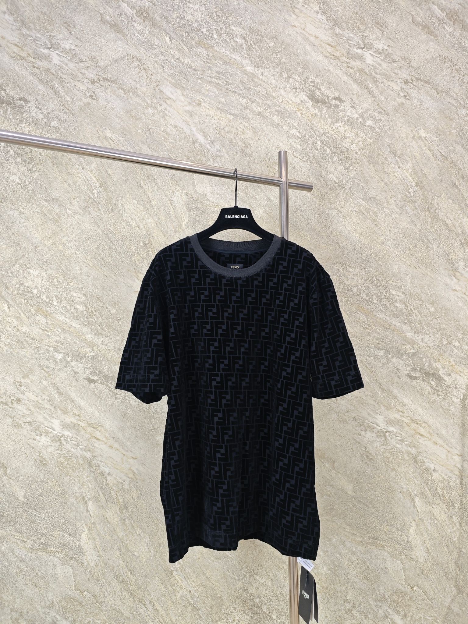 NO:824372,Top quality Fendi all over print flocked short sleeves  Originally purchased for RMB 6,400, it is custom-woven and dyed 320g black cotton double-piqué fabric with 2*1400g threads. The upper body is very comfortable and breathable. The whole frame is decorated with the same color and different colors and the FF flocking pattern is printed all over. The concave and convex three-dimensional logo presents a different texture, which attracts the eye and improves the overall sense of luxury. The fabric uses electrostatic flocking technology and has a delicate touch that can only be achieved after a second washing process. It is firm and not easy to fall off, and is perfectly restored. SIZE  S M L, Fendi-clothing,fendi,fendi,T-shirt,19860909顶级品质 Fendi 满印植绒短袖 原6,400购入,定织定染320g黑色棉质双珠地布,搭配2*1400克螺纹,上身质感十足舒适透气.全幅饰同色异调满印FF植绒图案,凹凸有致的立体Logo呈现不一样的质感,吸引眼球而又提高了整体的高级感.面料采用静电植绒技术,经过二次洗水工艺处理才有的细腻触感,牢固不易脱落完美还原. SIZE S M L,芬迪-服装,fendi,fendi,T-shirt,,Women's clothing