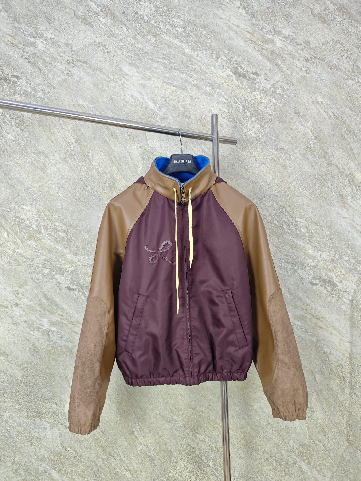 NO:824369,Top quality Loewe leather splicing hooded zipper jacket. It took one and a half months to customize the original consistent suede and smooth leather. Restore the original drawstring hood + raglan sleeve design. Low-key embossed logo on the chest, full of details. Contrast color knit lining, elastic cuffs and hem. SIZE 46.48.50.52, Loewe - Clothing, loewe, loewe, jackets & coats, jackets &  coats,chamois leather,hats,19860909顶级品质 Loewe罗意威皮质拼接连帽拉链夹克外套 耗时一个半月定制原版一致麂皮与光面皮革 还原原版抽绳连帽+插肩袖设计 胸前低调压纹Logo,细节满分 内衬对比色针织,袖口和下摆弹性收口. SIZE 46.48.50.52,罗意威-服装,loewe,loewe,jackets & coats,jackets & coats,chamois leather,hats,,Women's clothing