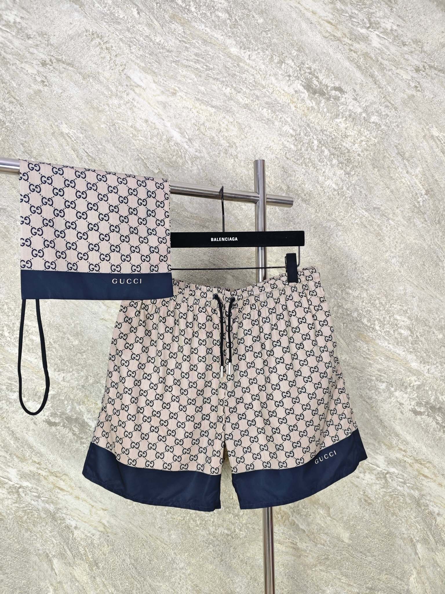 NO:824387,Top quality Gucci nylon beach shorts, original purchase and development of 4920, nylon technology double-G printed fabric nylon mesh lining, using batch cloth printing, positioning cutting bed positioning cutting, customized 11 eyelets, customized 11 tail clips. Comes with storage bag. SIZE 46.48.50, Gucci-clothing, gucci, gucci, shorts,19860909顶级品质 Gucci 尼龙沙滩短裤 原版4920购入开发,尼龙科技双g印花面料锦纶网眼里布,采用批量布匹印花,定位裁床定位裁剪,定制11鸡眼,定制11尾夹.配收纳包. SIZE 46.48.50,古驰-服装,gucci,gucci,shorts,,Women's clothing