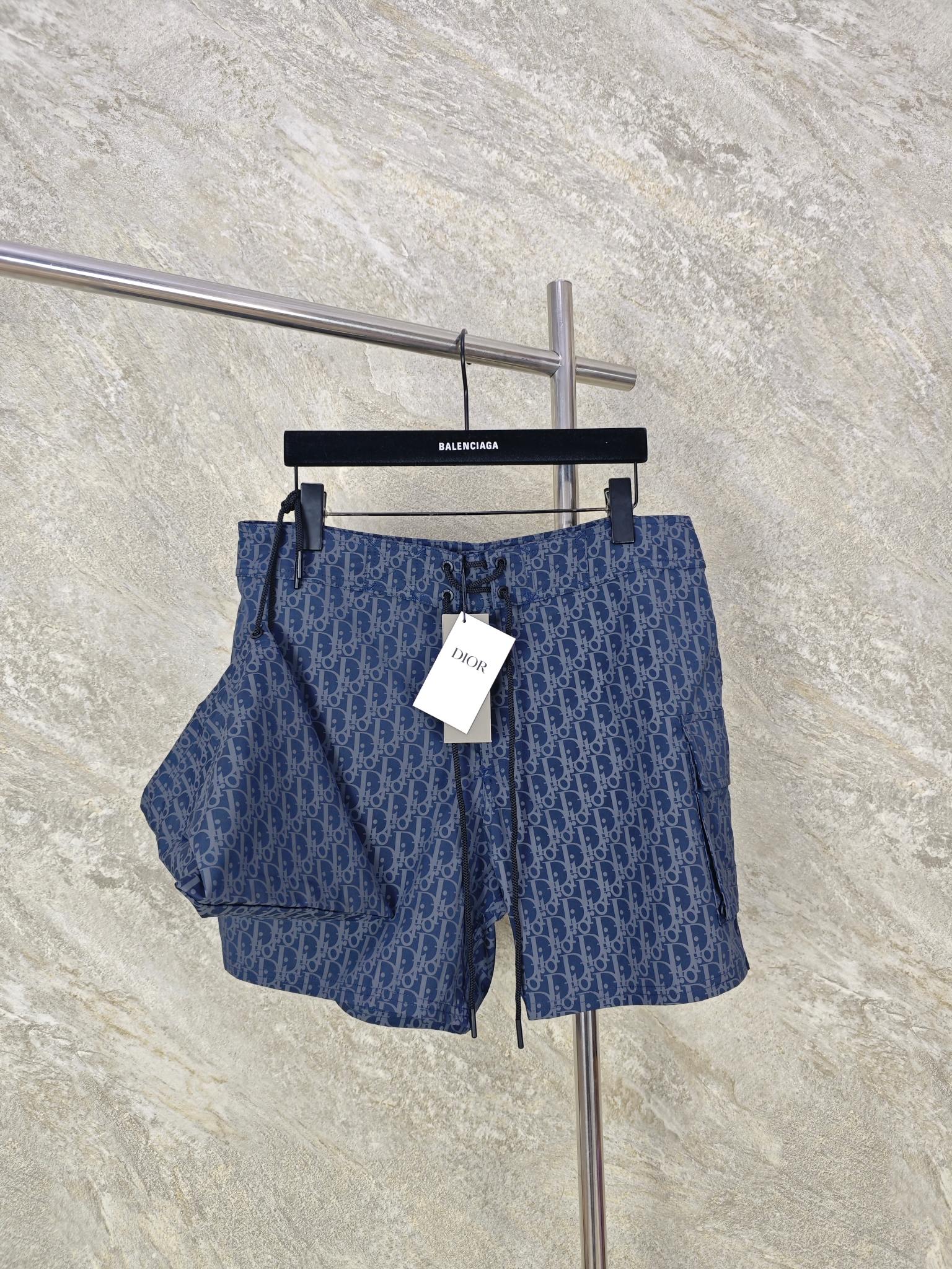 NO:824328,Top quality DIOR 26ss full-print beach shorts, originally purchased and developed at 8229, are carefully made of rley ocean astic technical fabric, which is made of recycled materials. It is matched with classic oblique printing, with drawstrings and side flap pockets. The fabric is comfortable and soft, and the color is consistent without color difference. It can be matched with the same style to create a fashionable look and control various occasions. Customized accessories, complete with three standards, same style for men and women. SIZE S M L XL, Dior-clothing, dior, dior,19860909顶级品质 DIOR 26ss 满印沙滩裤 原版8229购入开发,采用rley ocean astic科技面料精心制作,此面料由再循环材料打造.搭配经典oblique印花,搭配抽绳和侧边翻盖口袋,面料舒适柔软,颜色一致无色差 能与同款搭配营造时尚造型,驾驭各种场合,定制辅料,三标齐全,男女同款. SIZE S M L XL,迪奥-服装,dior,dior,,Women's clothing
