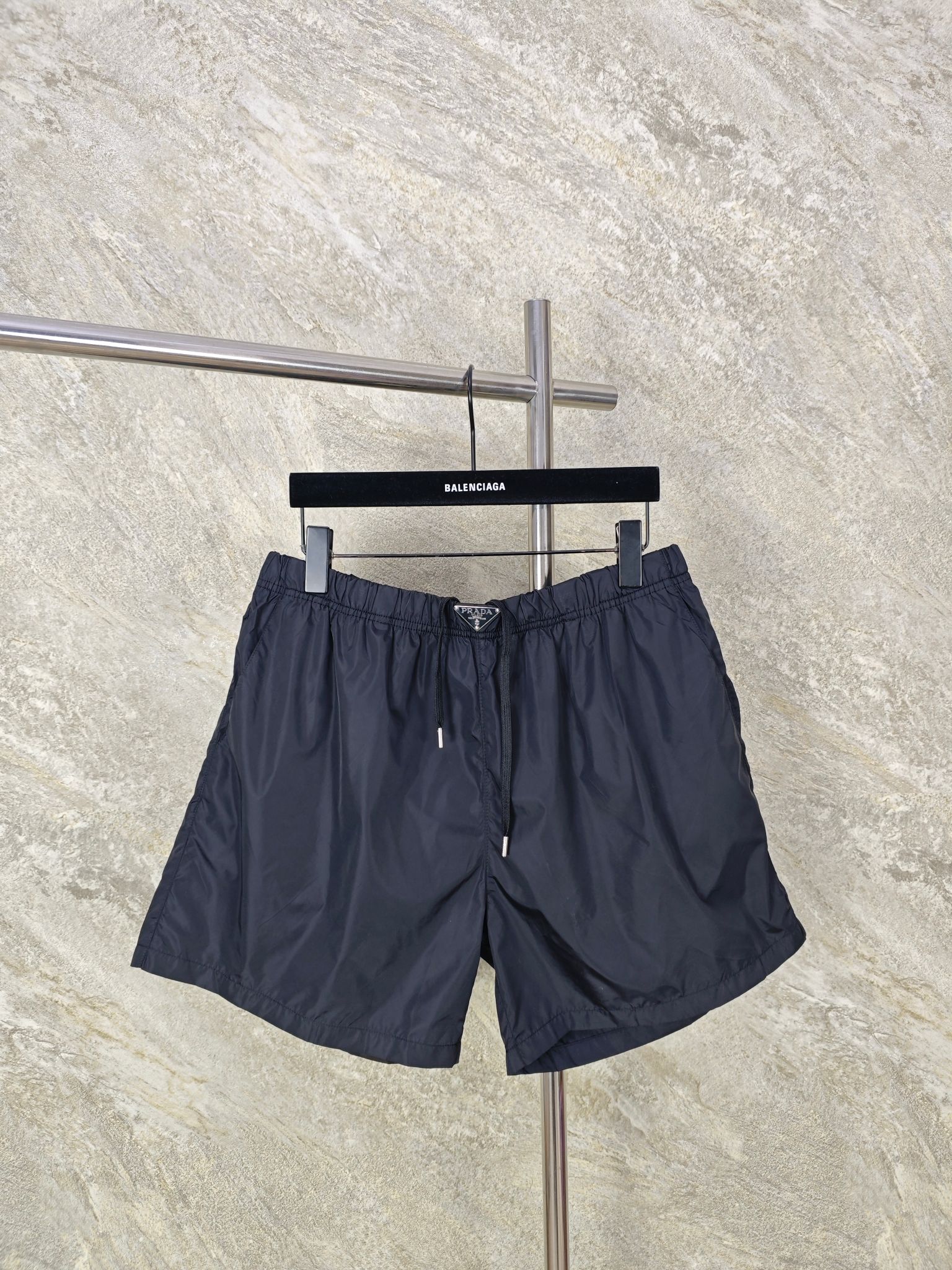 NO:824319,Top quality Prada triangle logo beach shorts. Original version purchased and developed at 6419. Customized three-proof full-featured nylon fabric. Windproof, waterproof and sunproof. The touch is like the latest technology. Light and tough. Comfortable and close to the skin. Enamel-coated triangular metal logo highlights the brand. Imported special machine infrared is used to locate the 'Prada triangle logo'. The position is more precise and firm. The pockets are embedded with clips. The bobbin sewing process is used. Two back and forth stitches are used, and then the seams are divided by hand, ironed and shaped, and the seams are trimmed.  The daily output is low, the loss is high, and the processing unit price is expensive. SIZE S M L XL, Prada-clothing, prada, prada, shorts,19860909顶级品质 Prada三角标沙滩短裤 原版6419购入开发,定制三防全功能尼龙面料 防风防水防晒 触感如同末来科技 轻盈又坚韧 舒适贴肤 涂珐琅三角形金属徽标彰显品牌.采用进口专机红外线定位“Prada三角标” 位置更为精准 牢固结实.口袋内里皆埋夹工艺 采用筒子缝工艺 通过来回俩道车线 再手工分缝 熨烫定型 修剪缝边 日产量低 损耗高 加工单价昂贵. SIZE S M L XL,普拉达-服装,prada,prada,shorts,,Women's clothing