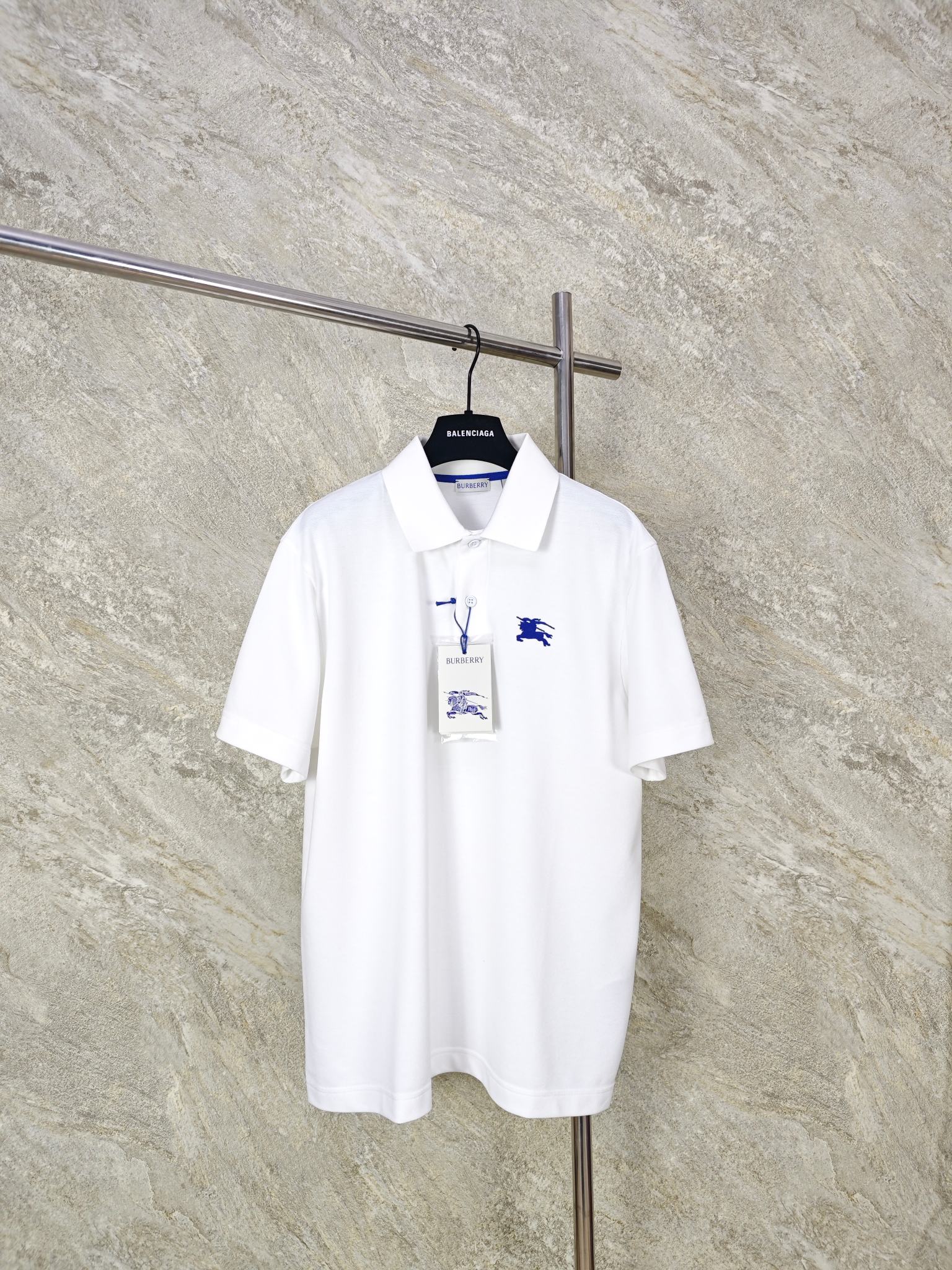 NO:824300,Top Quality BURBERRY War Horse Embroidered POLO Shirt Fabric Selection  Cotton is selected using pique knitting technology, and a concave and convex mesh texture is formed through a special knitted coil structure. Each group of coils are interlaced with each other to form a breathable 'small honeycomb' structure, forming a pique fabric with a weight of 220g/㎡  , taking into account both stiffness and drape. The pearl mesh structure forms a natural breathable channel, which can quickly discharge moisture from the body surface without causing sweating. At the same time, the pearl texture is delicate and layered, visually matte and low-key, and soft to the touch without sacrificing the muscles.  SizeSMLXL,Burberry-clothing,burberry,19860909顶级品质 BURBERRY战马刺绣POLO衫 面料选择 选用棉采用珠地针织工艺,通过特殊的针织线圈结构形成凹凸的网眼纹理,每一组线圈相互交错,构成透气的“小蜂巢”结构,形成克重达220g/㎡的珠地布,兼顾挺括感与垂坠性.珠地网眼结构形成天然透气通道,能快速导出体表湿气,不闷汗,同时珠地纹理细腻且富有层次,视觉上哑光低调,触感柔软却不失筋骨. SizeSMLXL,博柏利-服装,burberry,,Women's clothing