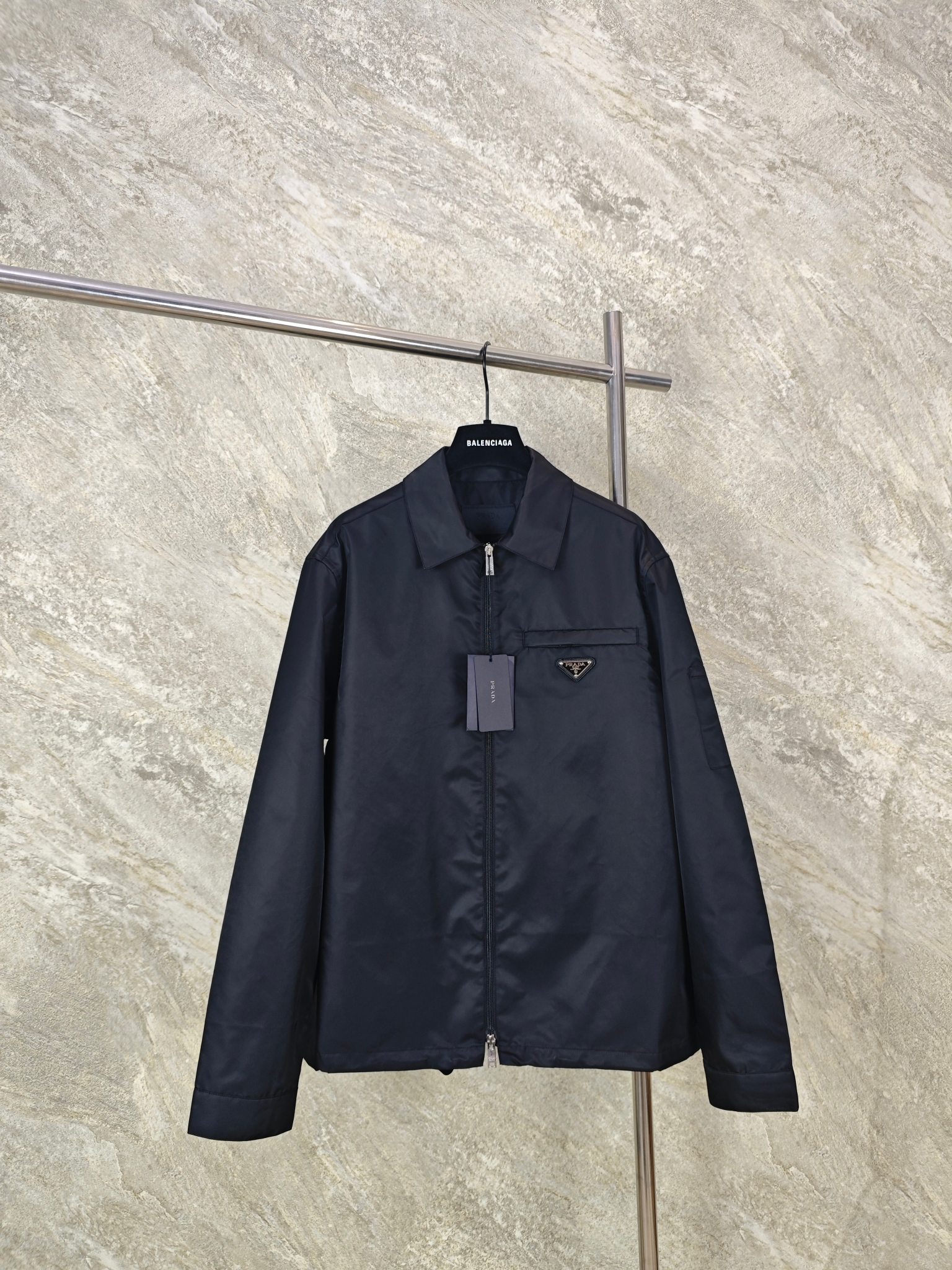 NO:824377,Top-quality Prada regenerated nylon lapel jacket fabric selection uses the brand's iconic regenerated nylon fabric, which has the same performance as traditional nylon and has high strength, tear resistance, abrasion resistance and other properties. It is lightweight and waterproof, suitable for multiple scene needs. It is anti-wrinkle and quick-drying and is easy to care for and maintain on a daily basis. Size: S M L XL, Prada - Clothing, prada, prada, jackets & coats,19860909顶级品质 Prada再生尼龙翻领夹克 面料选择 选用品牌标志性的再生尼龙面料,与传统尼龙性能相当,具备高强度,抗撕裂,耐磨损等特性.其质地轻盈,同时又具备防水功能适合多场景需求.抗皱,快干的特点也易于日常打理维护. Size:S M L XL,普拉达-服装,prada,prada,jackets & coats,,Women's clothing